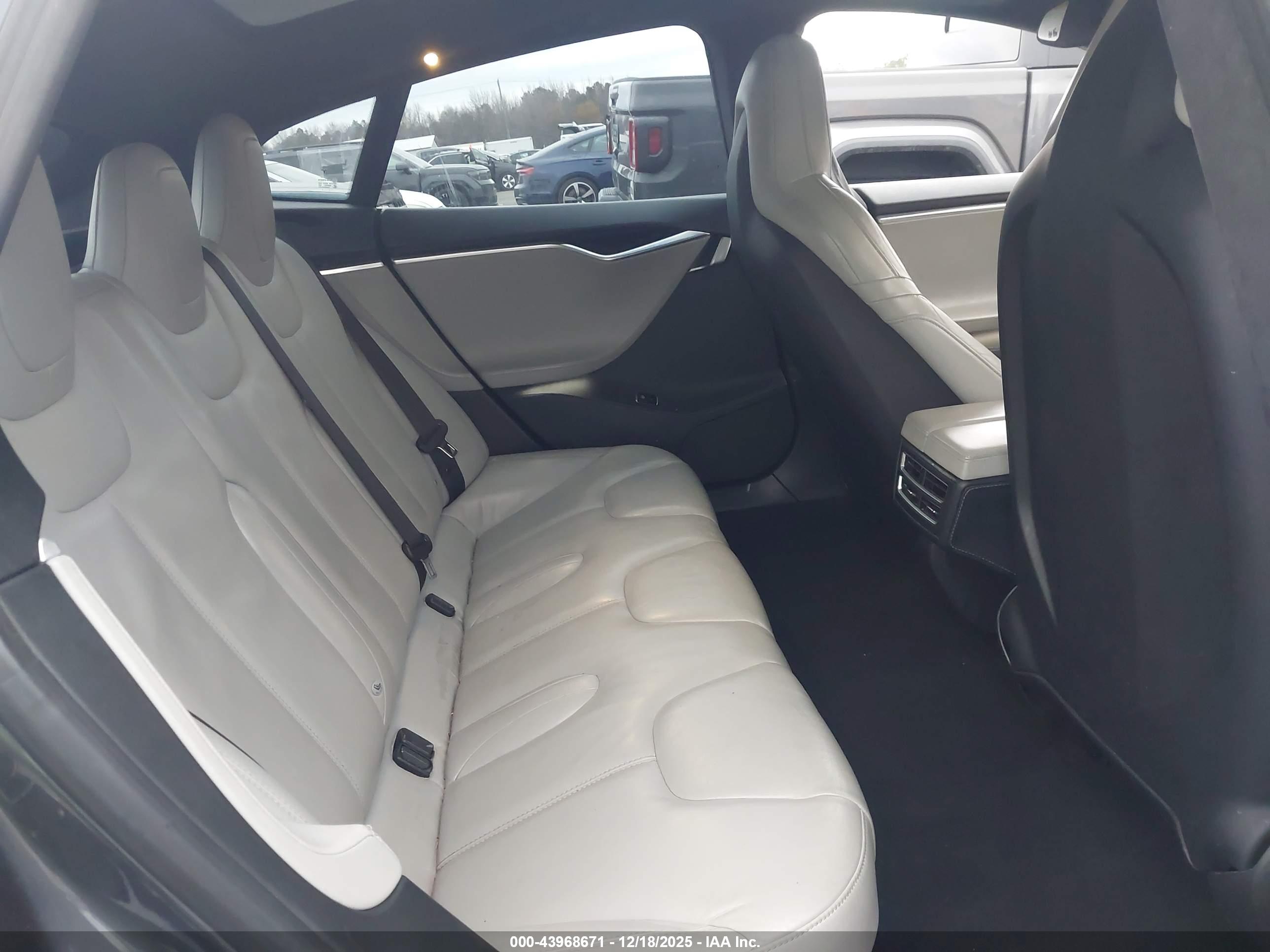 TESLA MODEL image 8