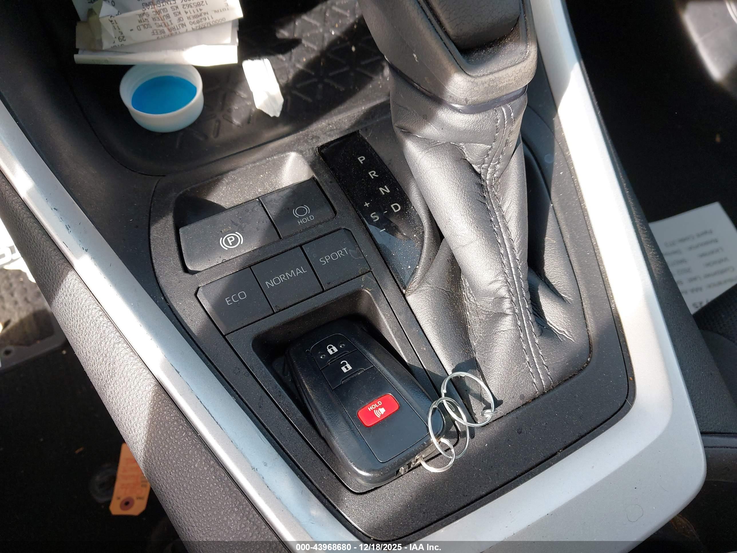 TOYOTA RAV4 image 11
