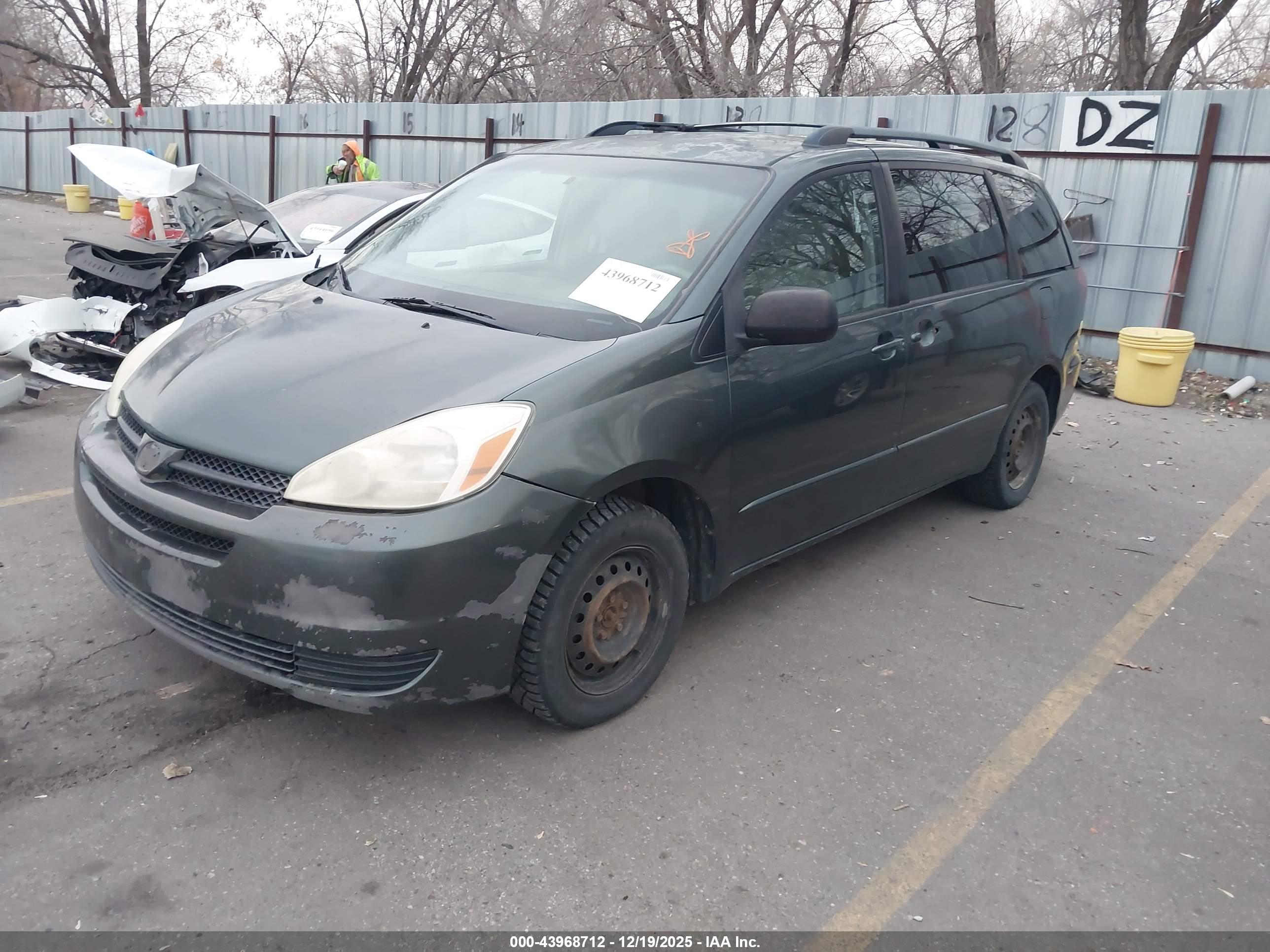 TOYOTA SIENNA image 2