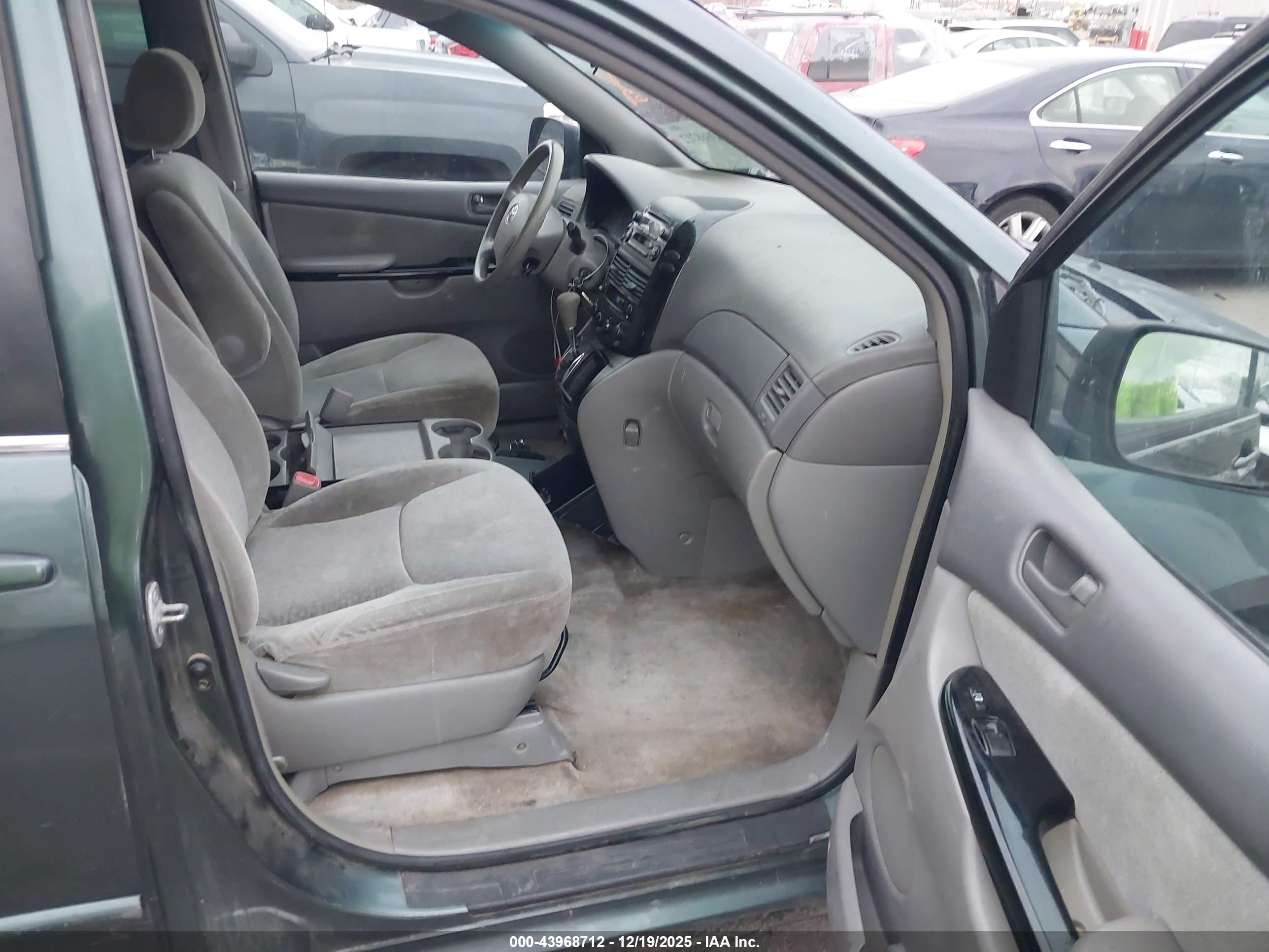 TOYOTA SIENNA image 5