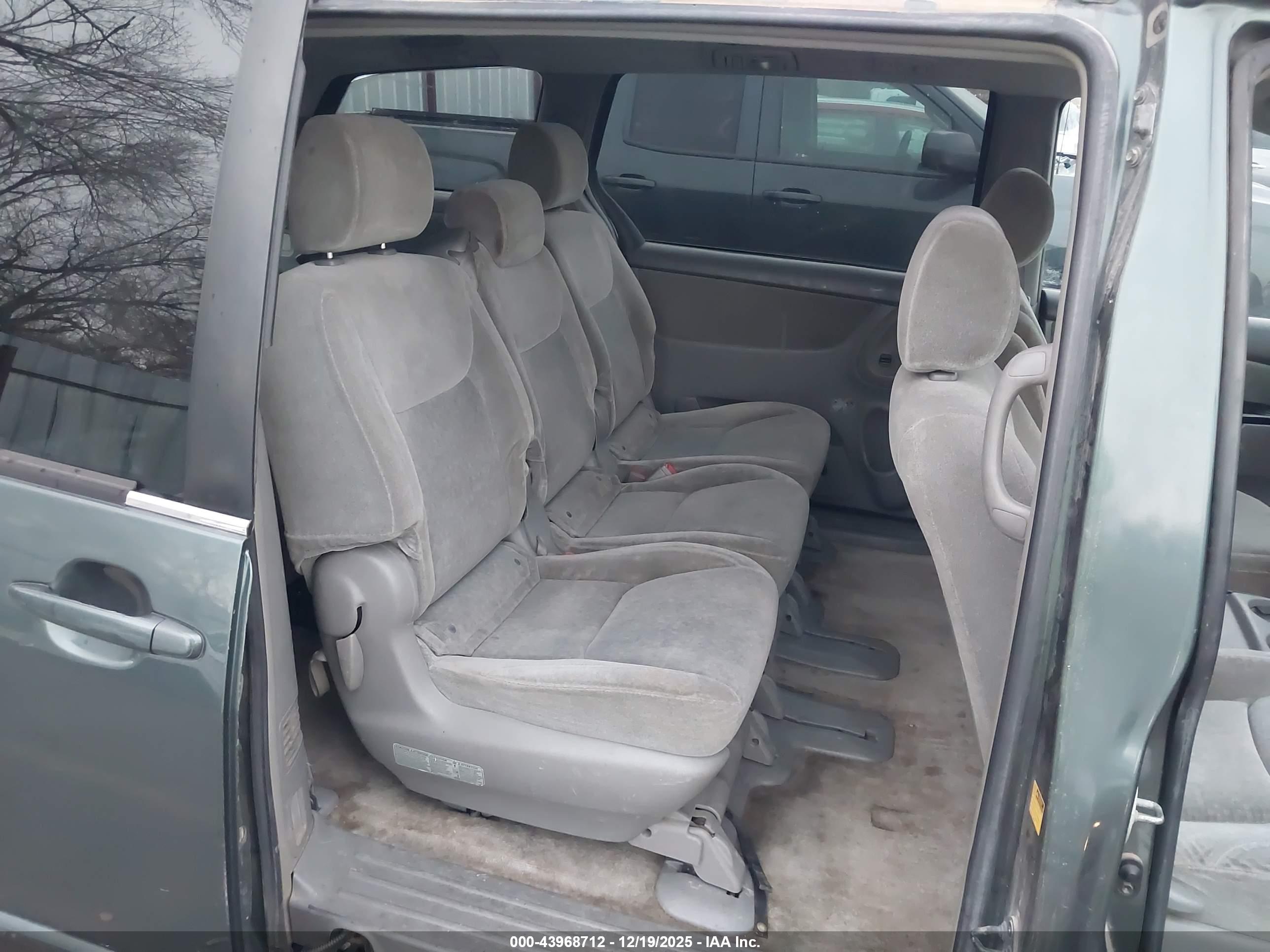 TOYOTA SIENNA image 8