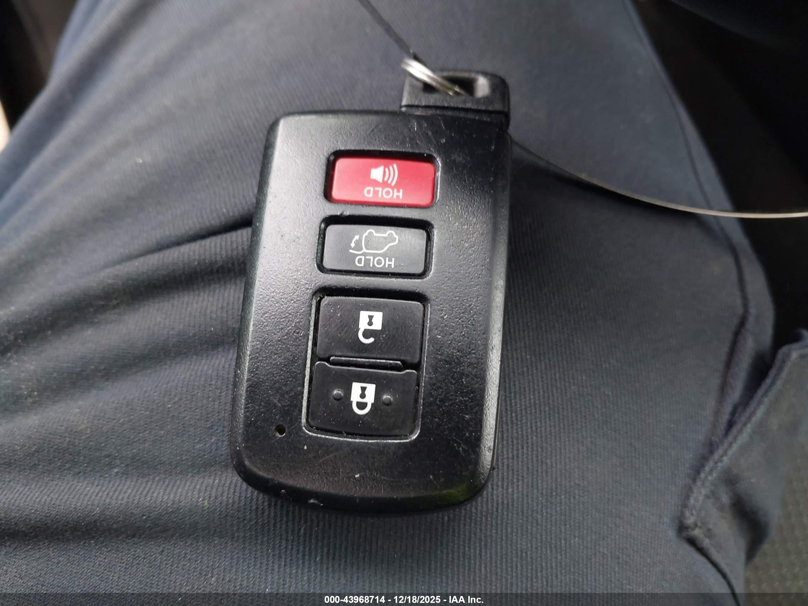 TOYOTA RAV4 image 11