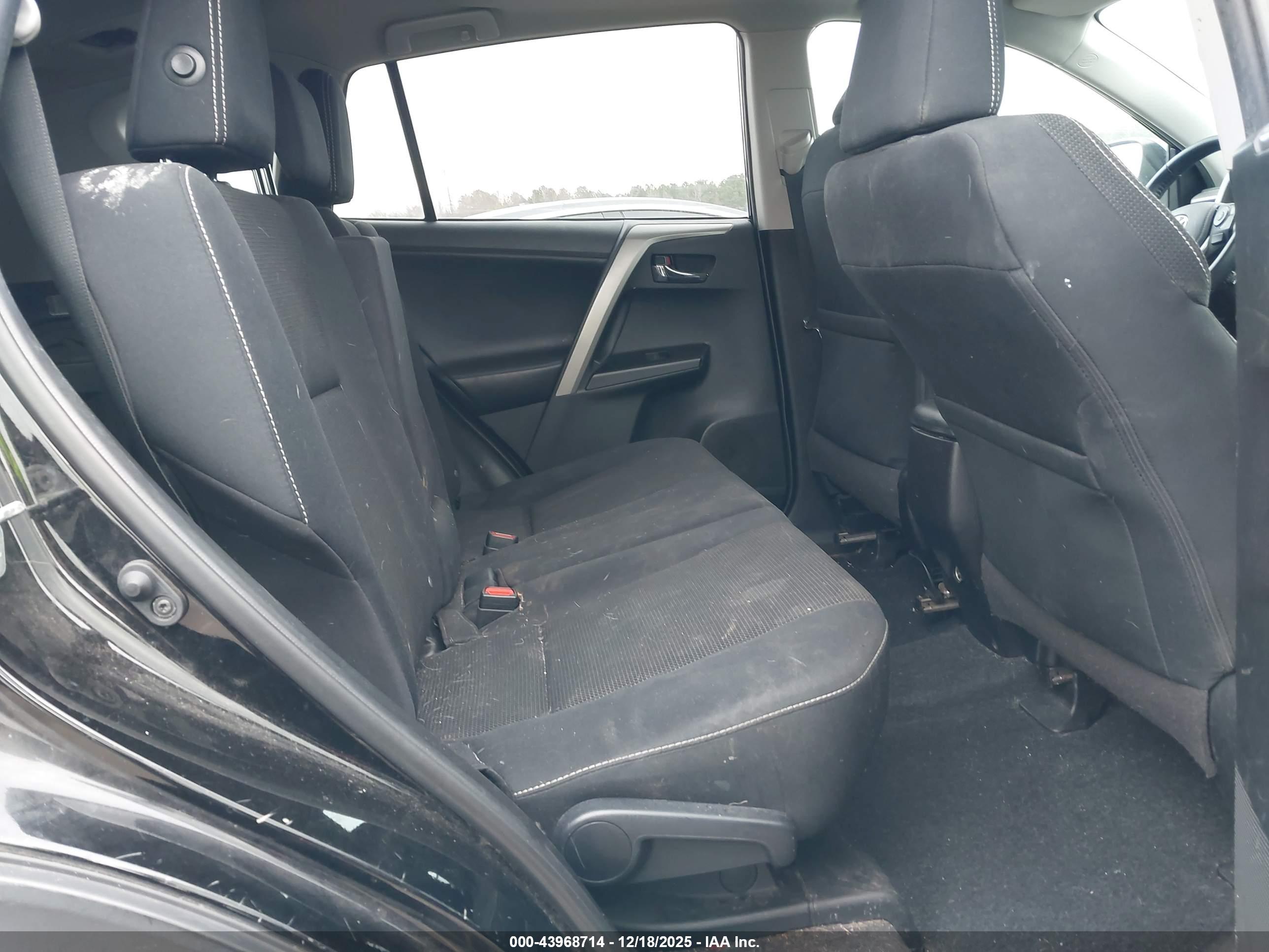 TOYOTA RAV4 image 8