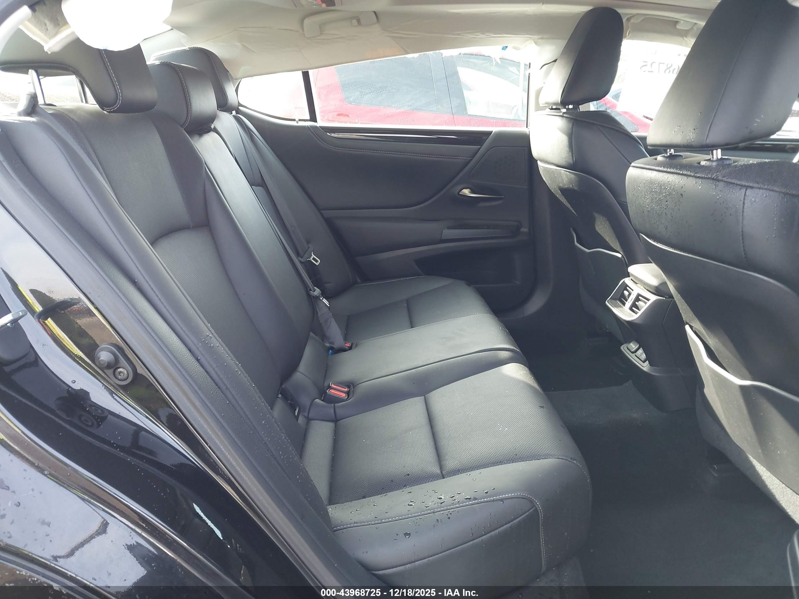 LEXUS ES image 8