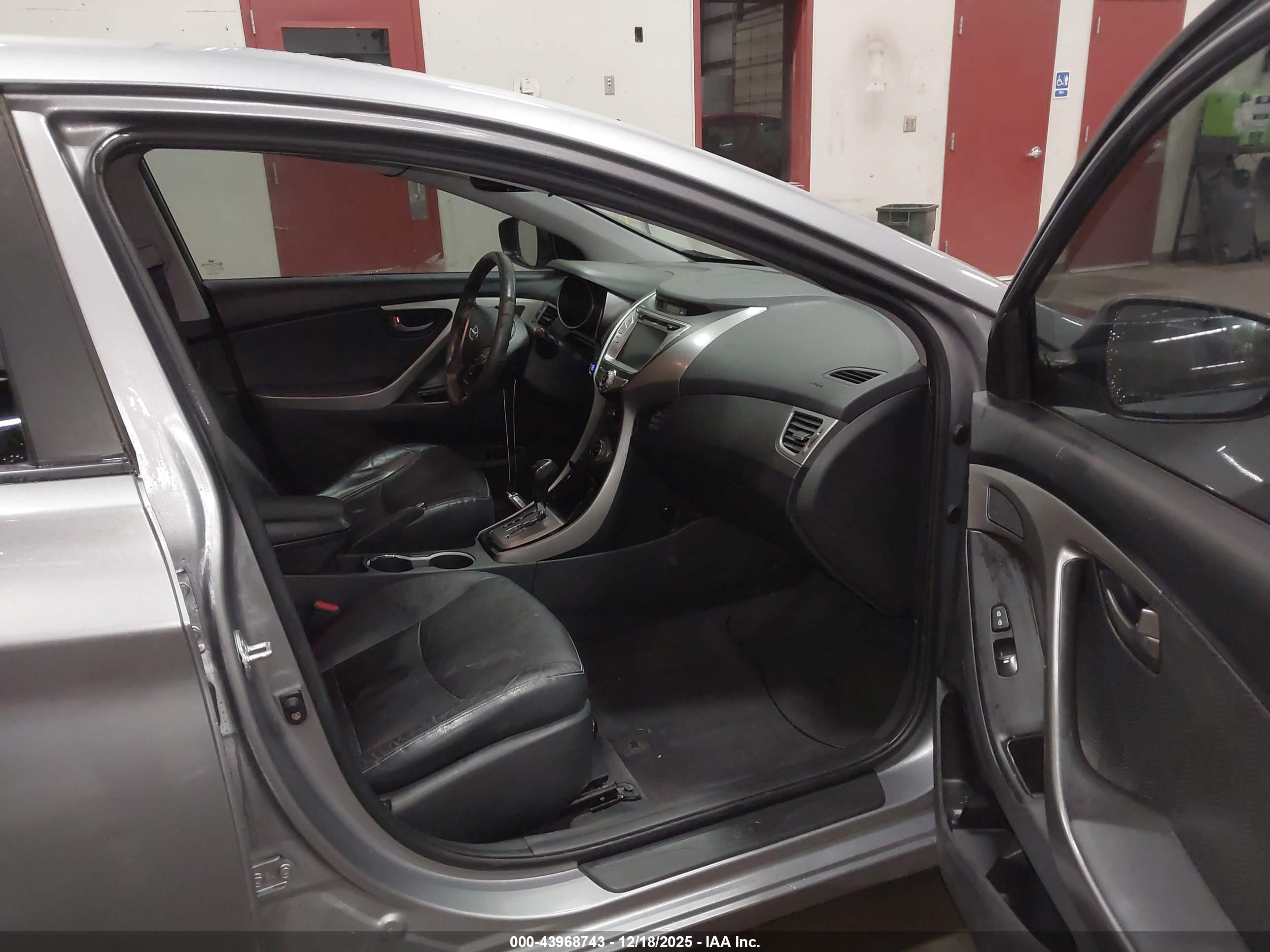 HYUNDAI ELANTRA image 5