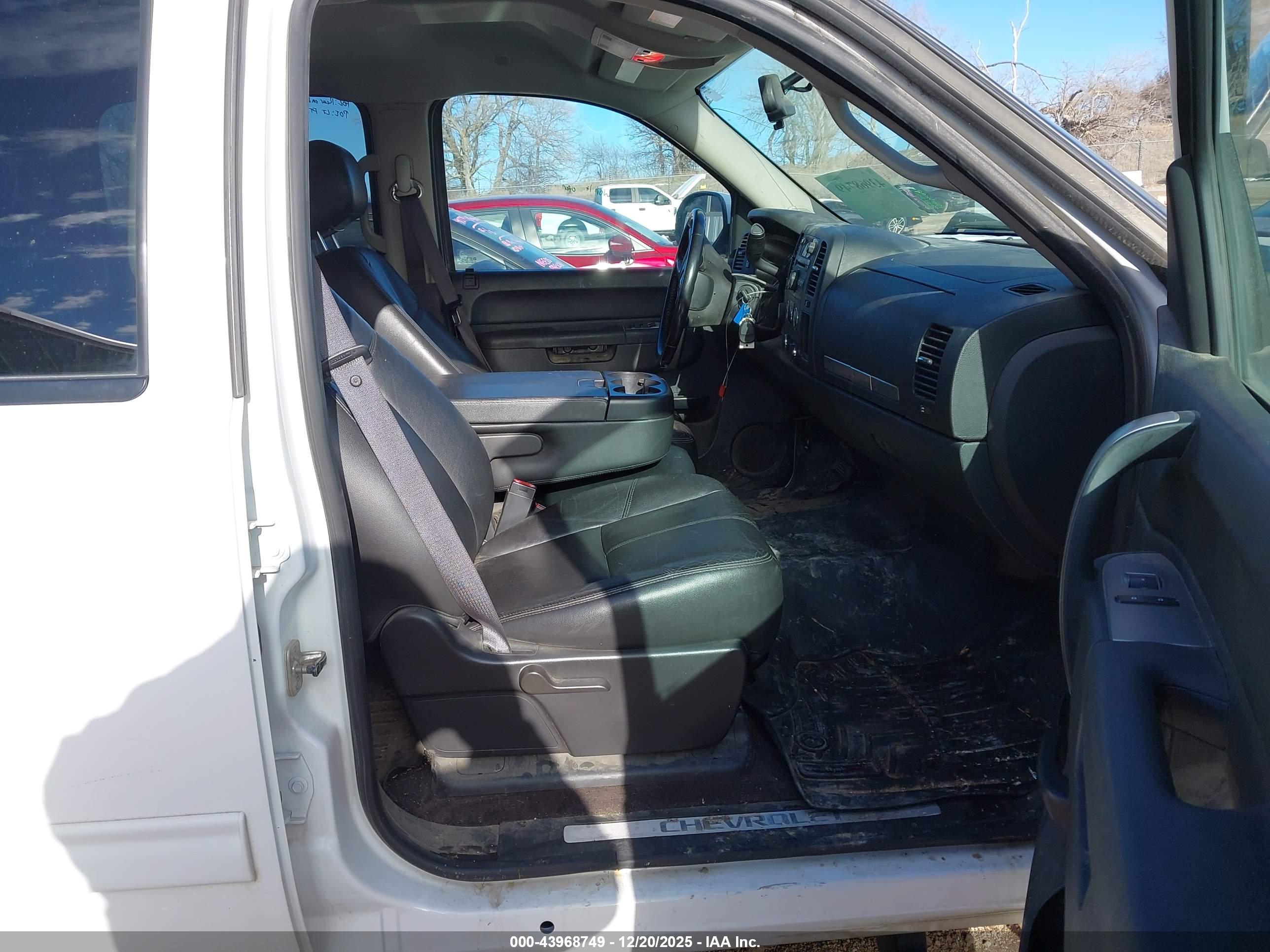 CHEVROLET SILVERADO image 5