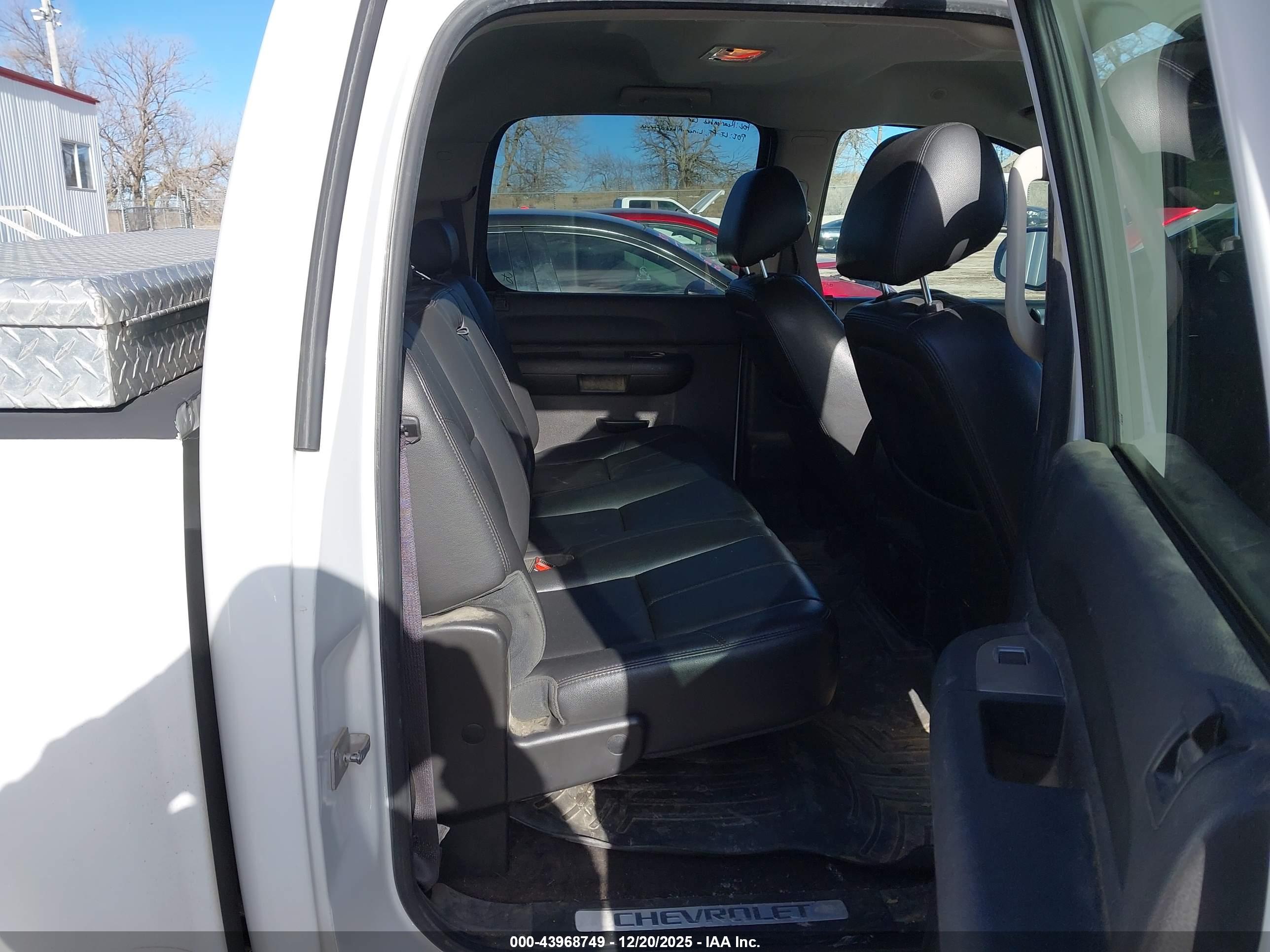 CHEVROLET SILVERADO image 8