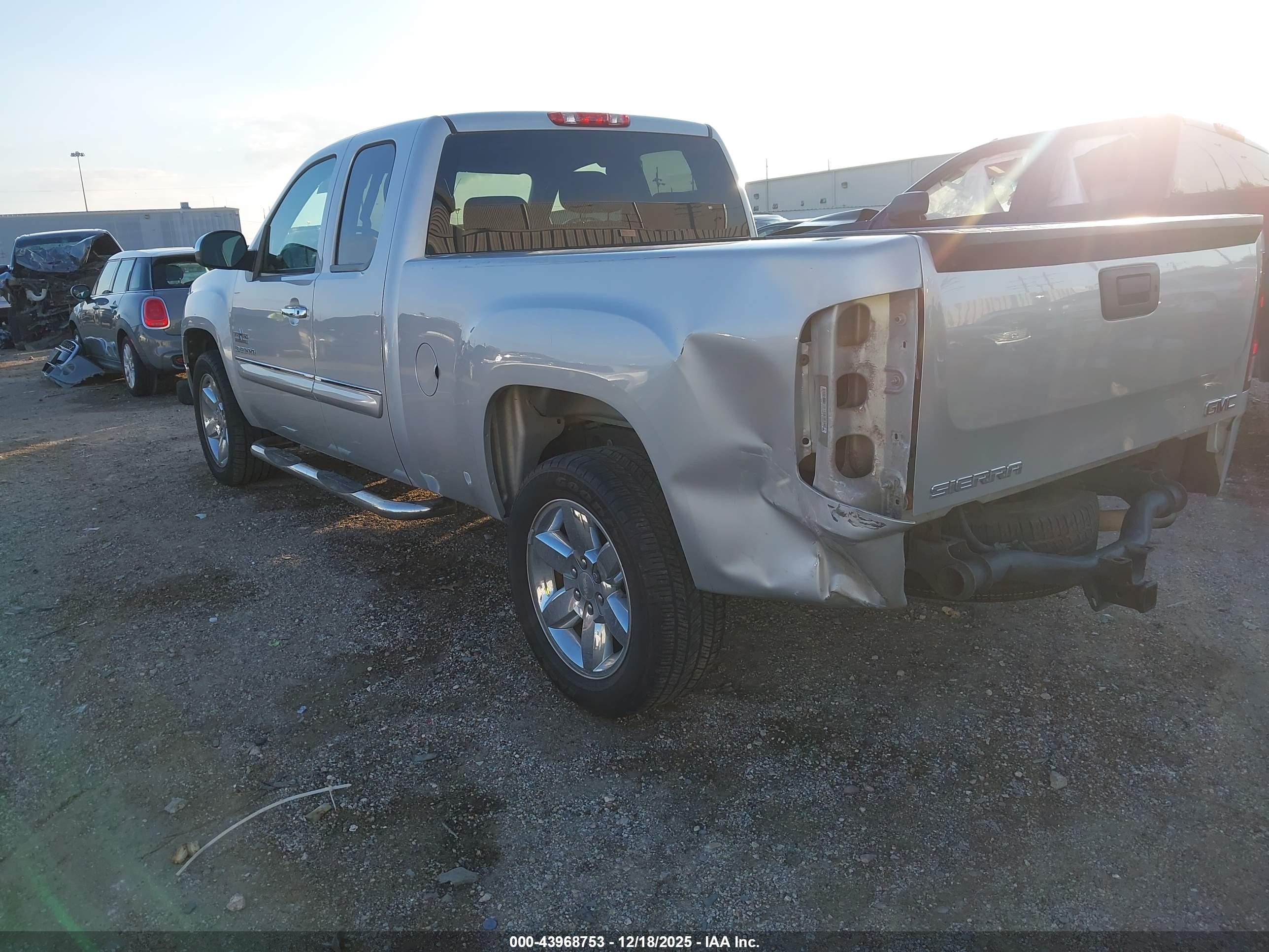 GMC SIERRA image 3