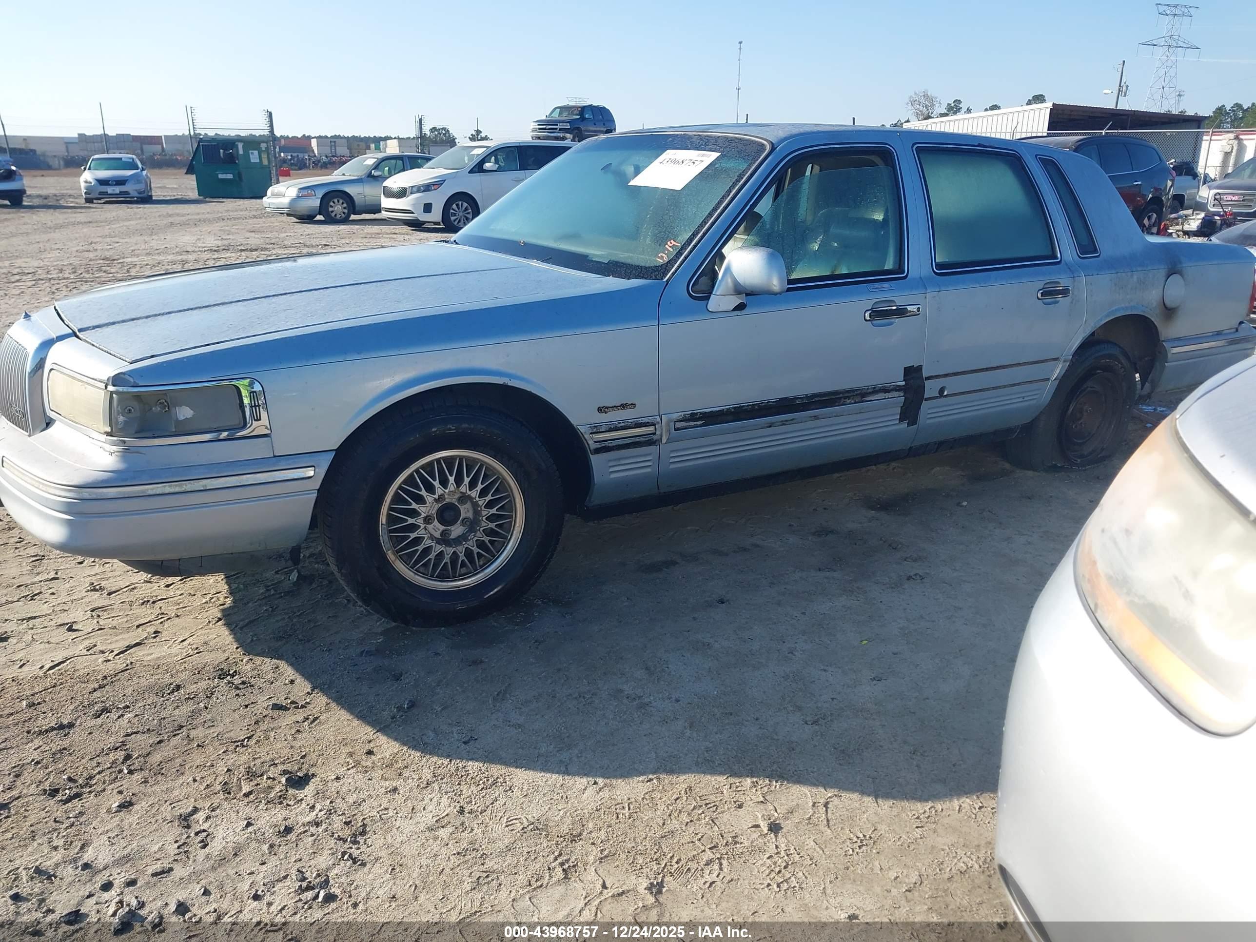 LINCOLN TOWN image 2