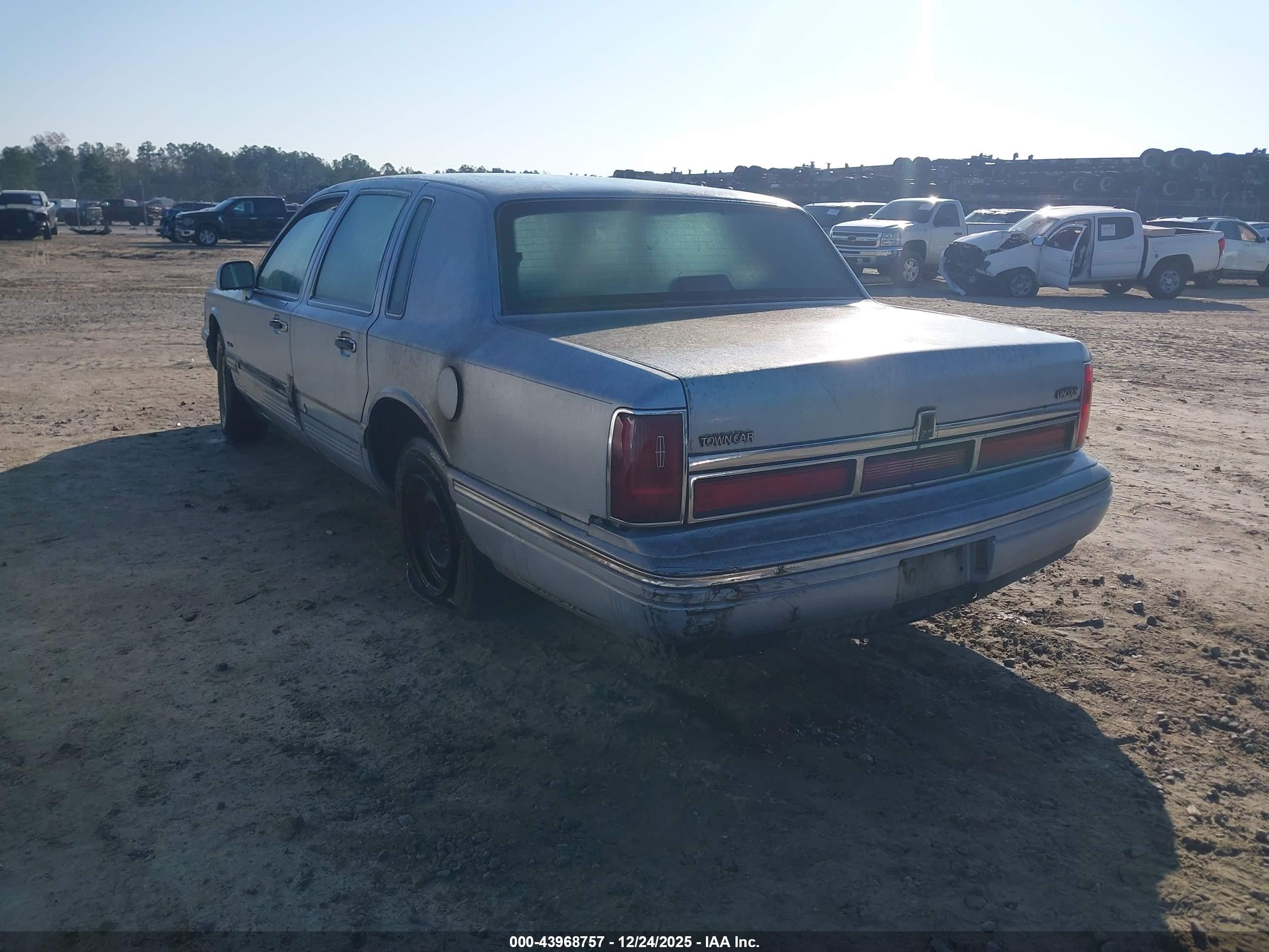 LINCOLN TOWN image 3