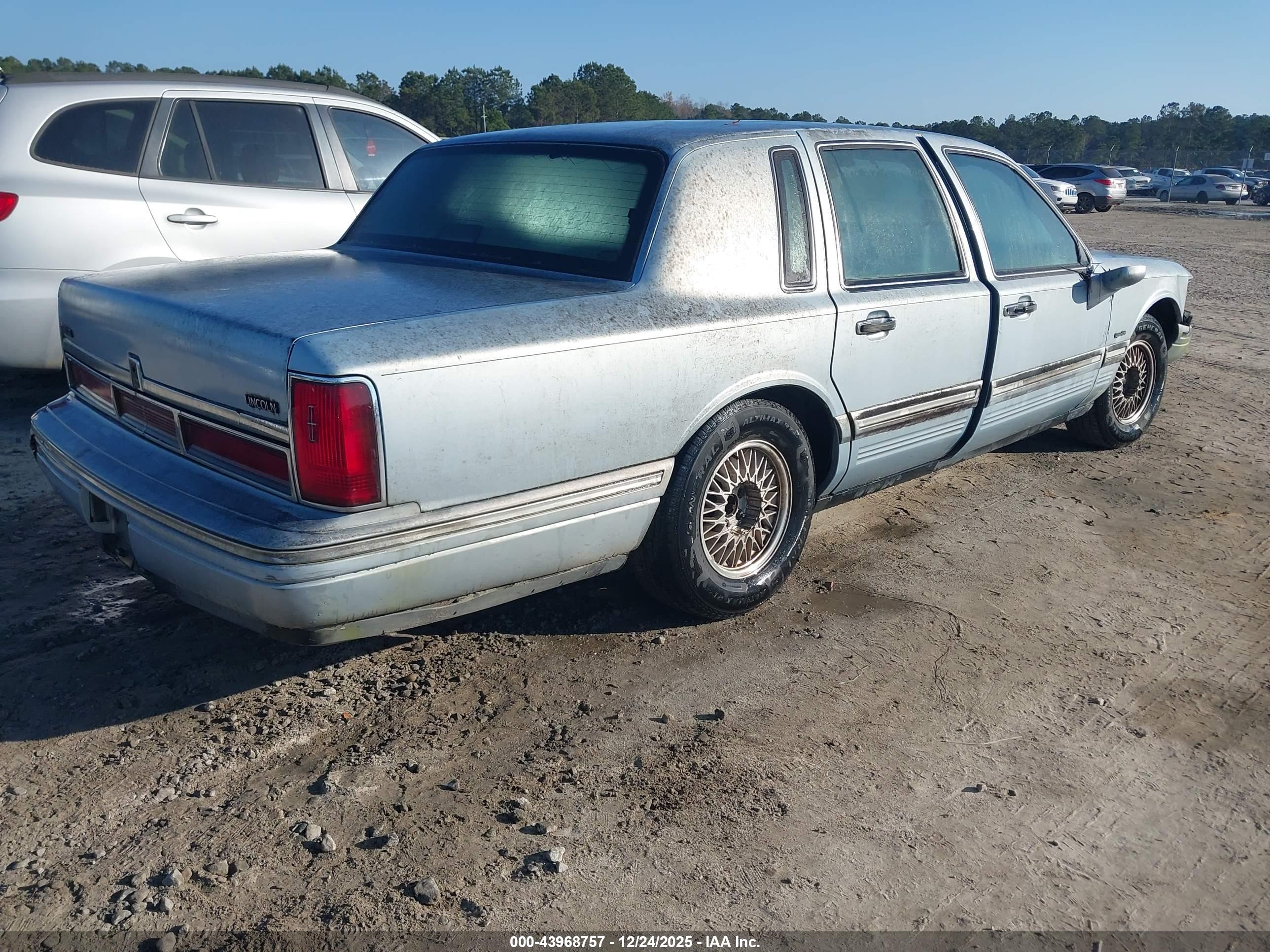 LINCOLN TOWN image 4