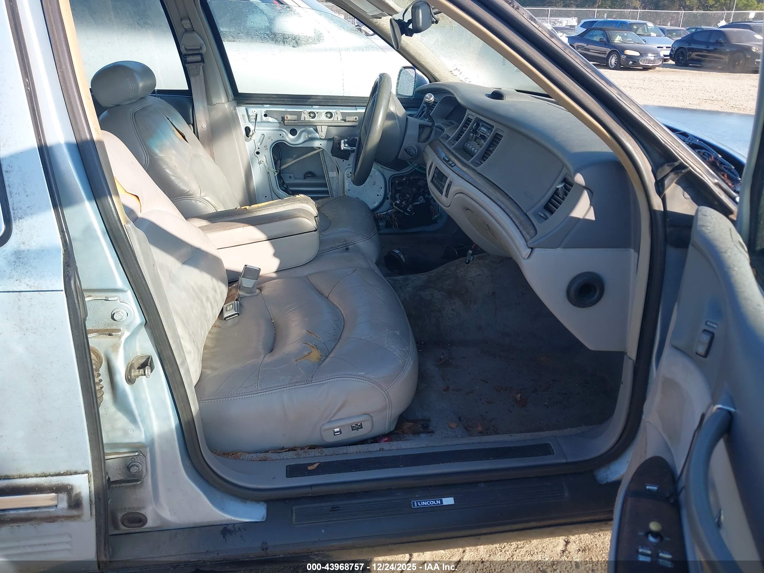 LINCOLN TOWN image 5