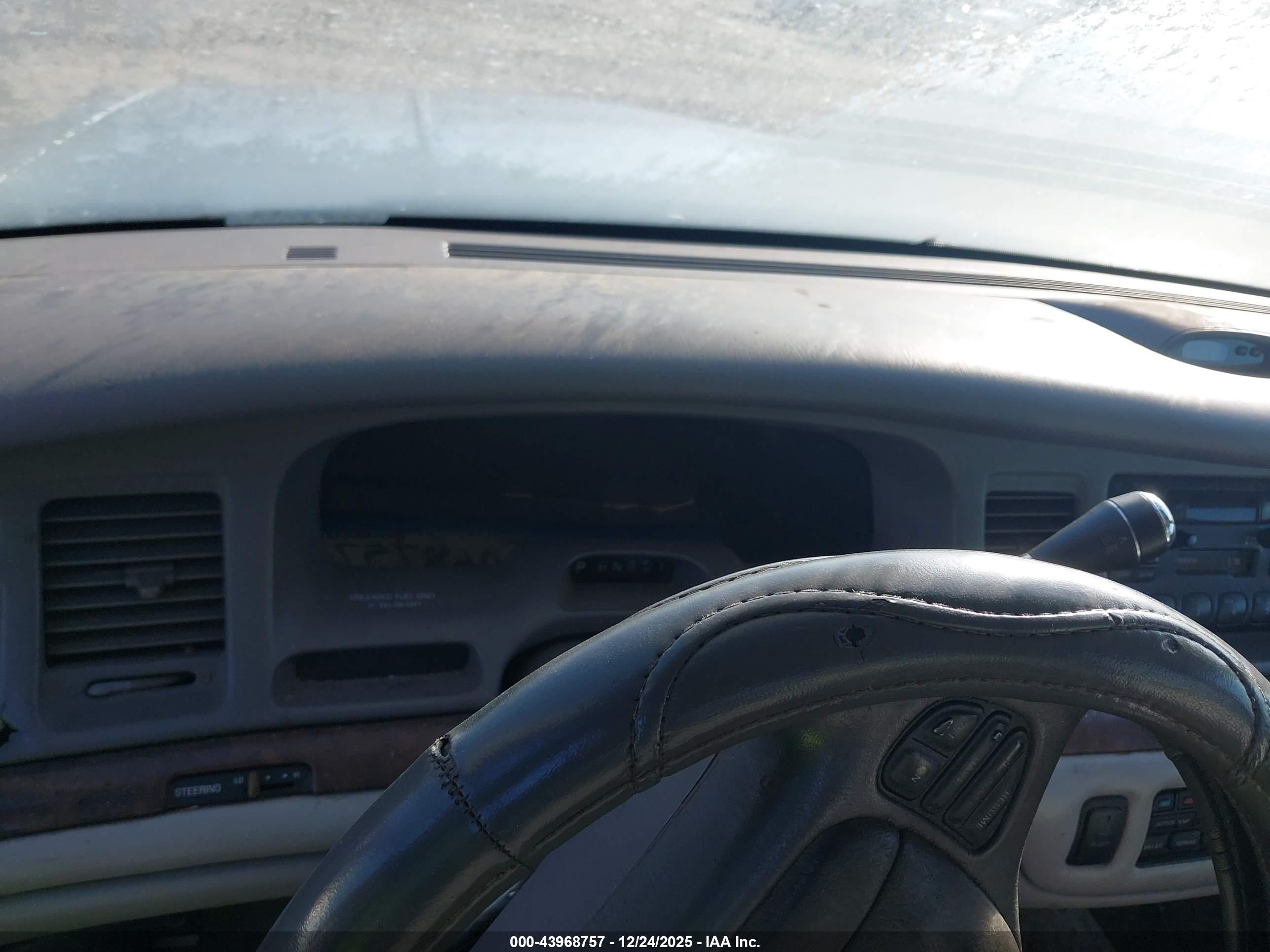 LINCOLN TOWN image 7