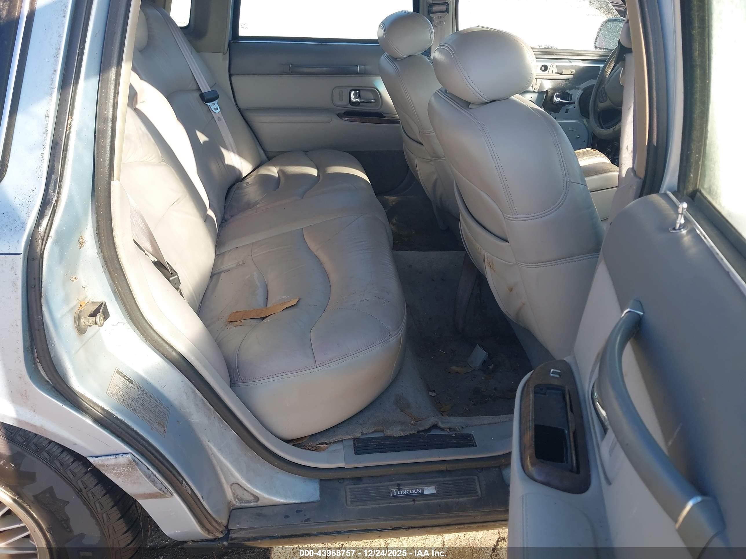 LINCOLN TOWN image 8