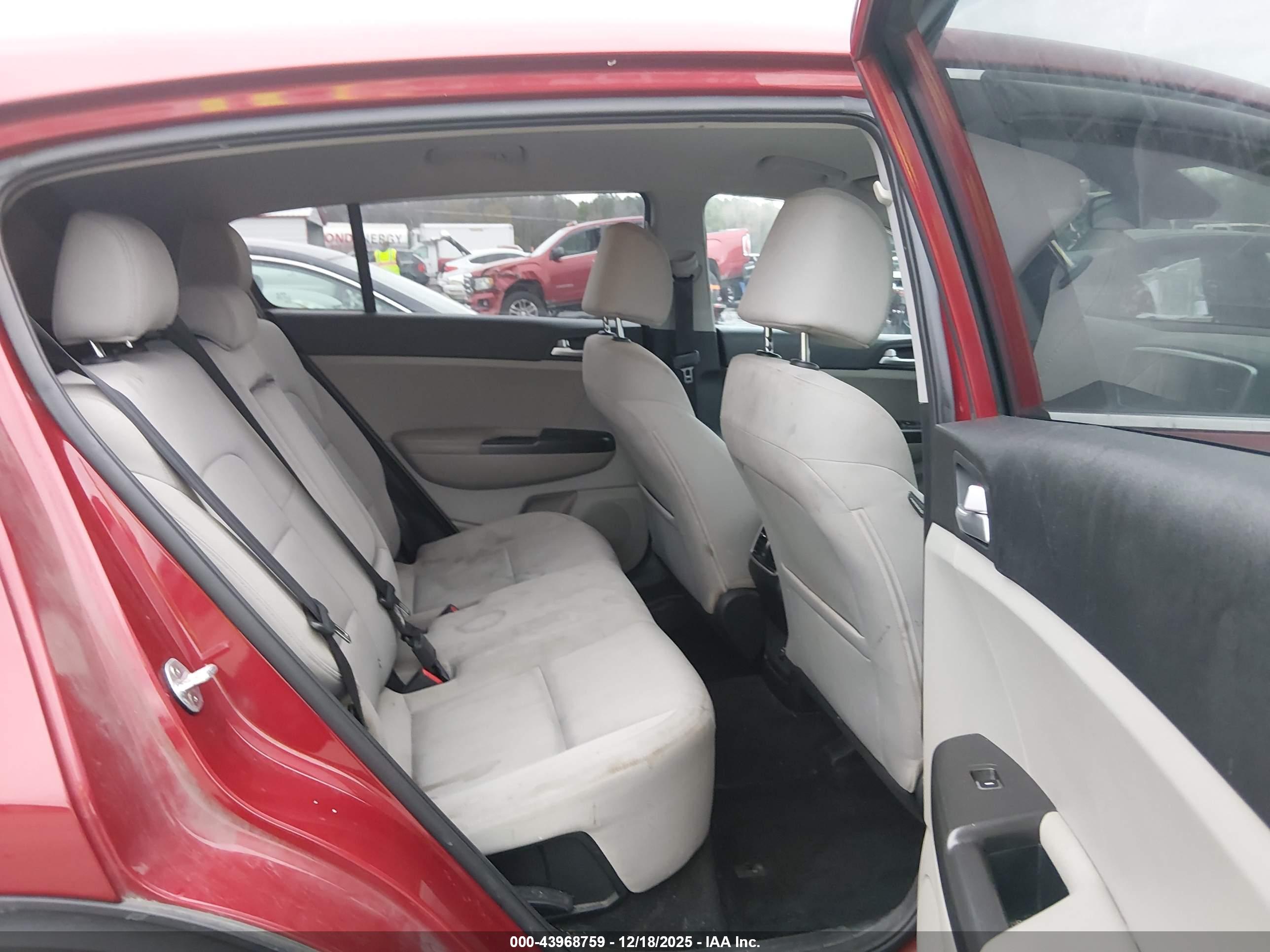 KIA SPORTAGE image 8