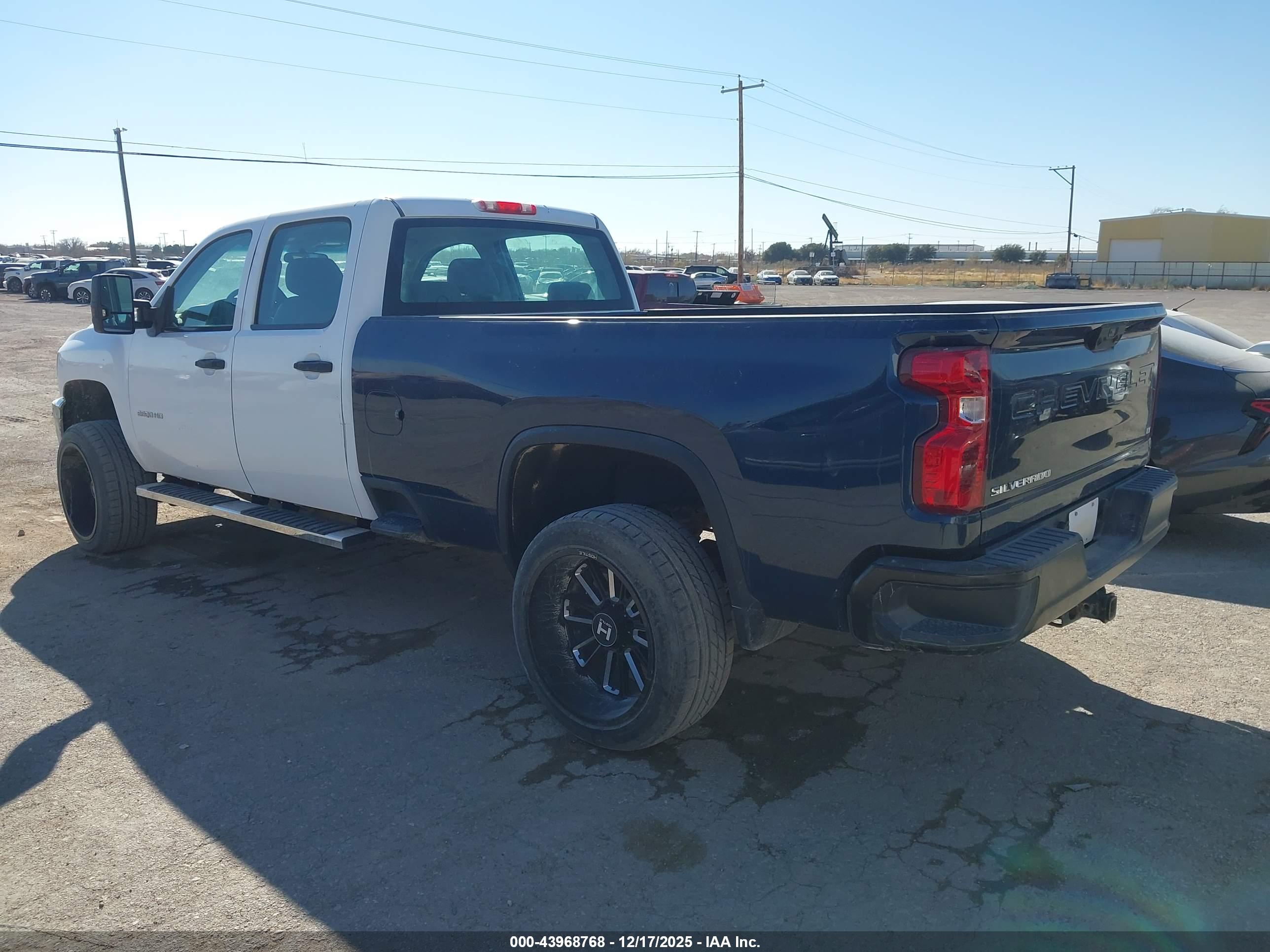 CHEVROLET SILVERADO image 3