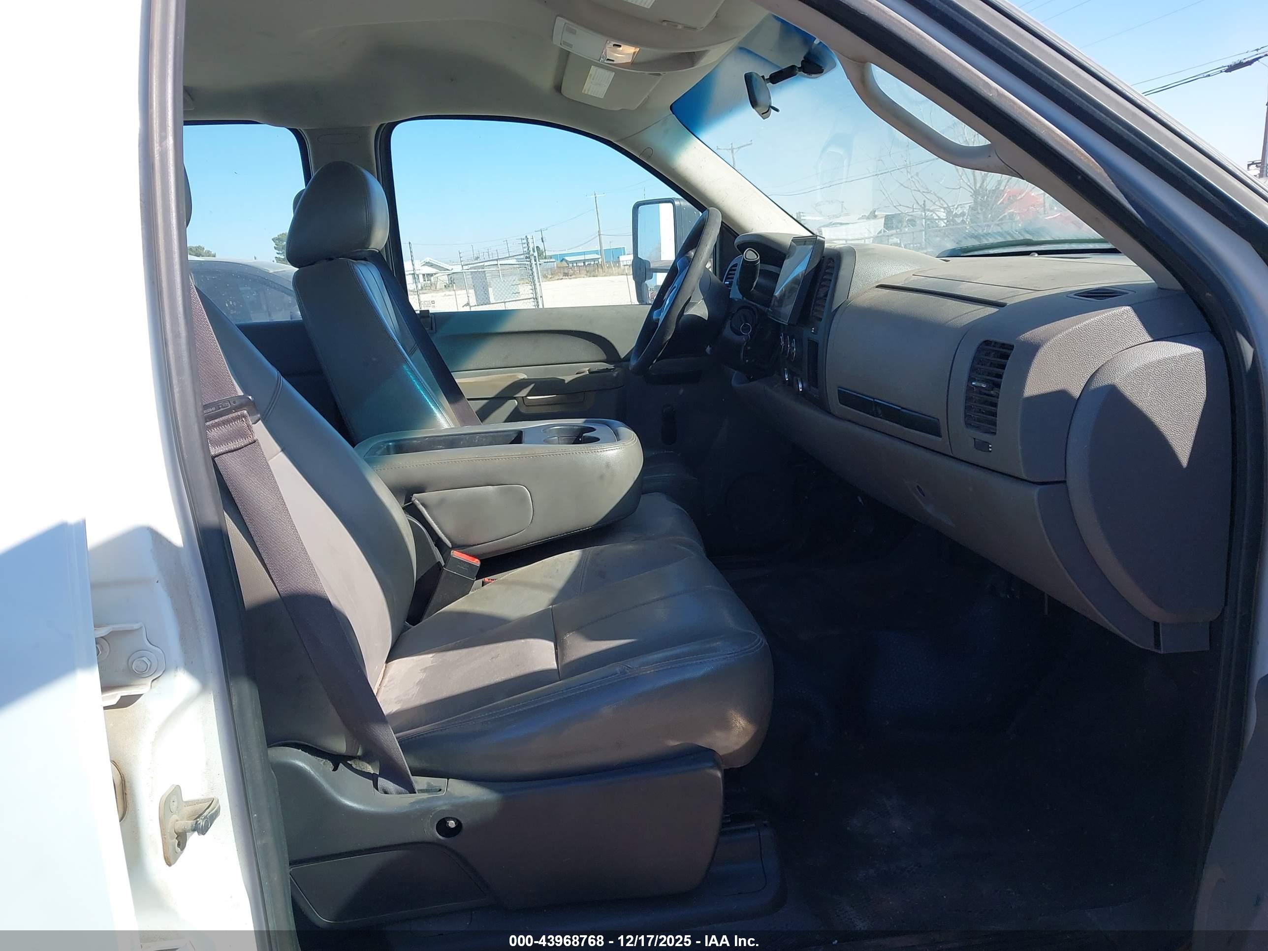 CHEVROLET SILVERADO image 5