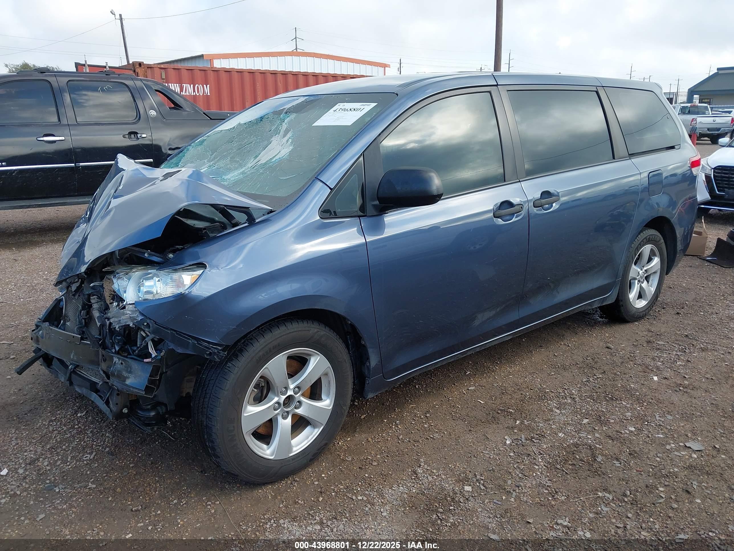 TOYOTA SIENNA image 2