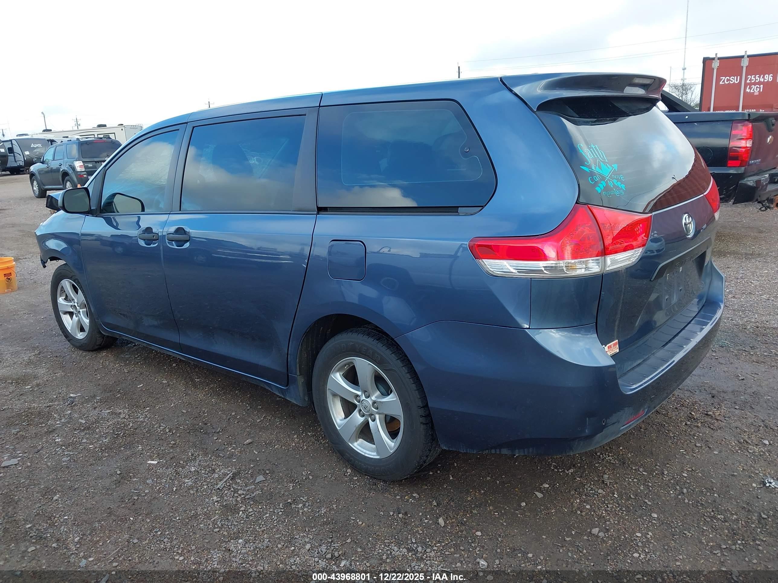 TOYOTA SIENNA image 3