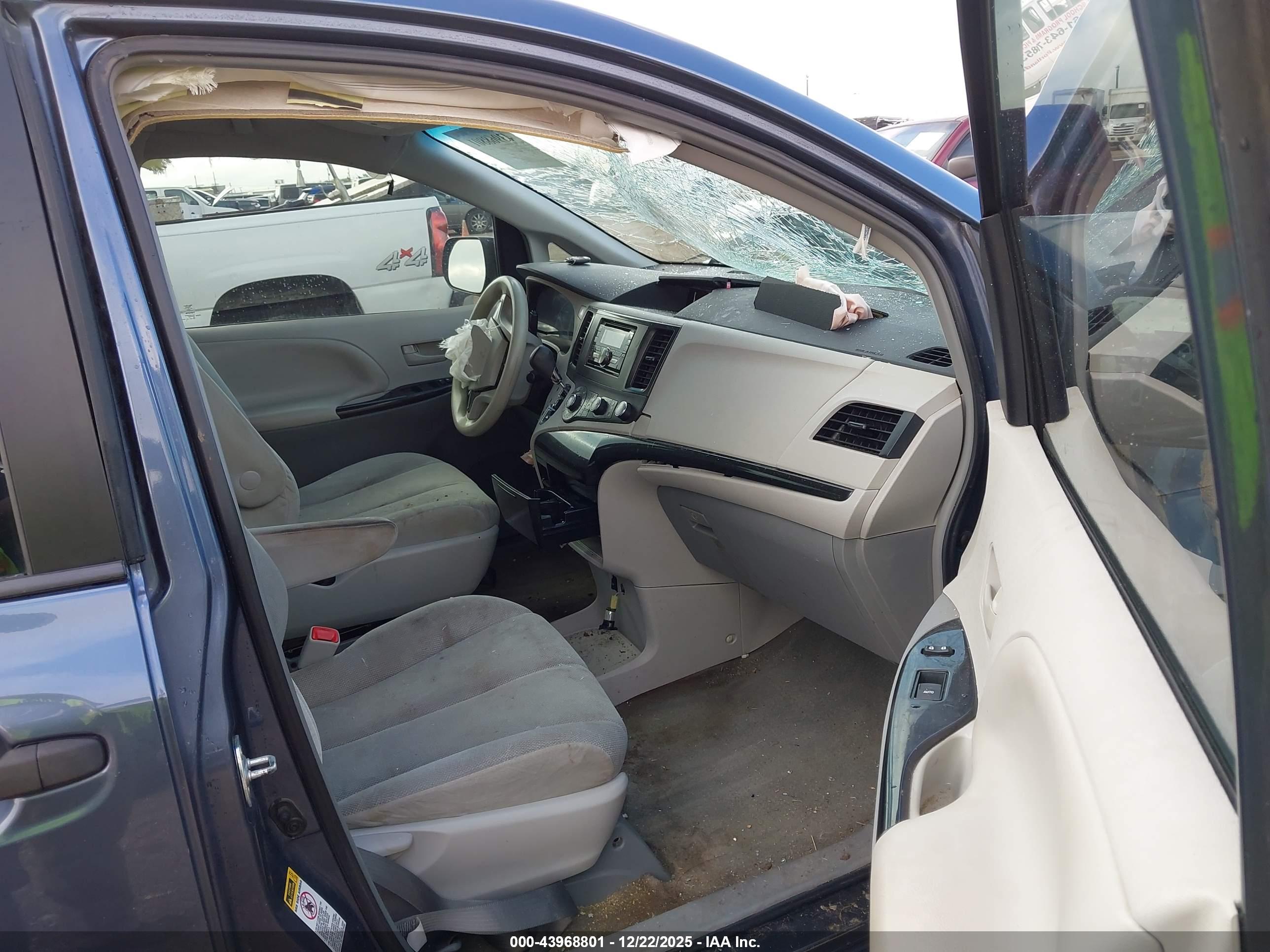TOYOTA SIENNA image 5