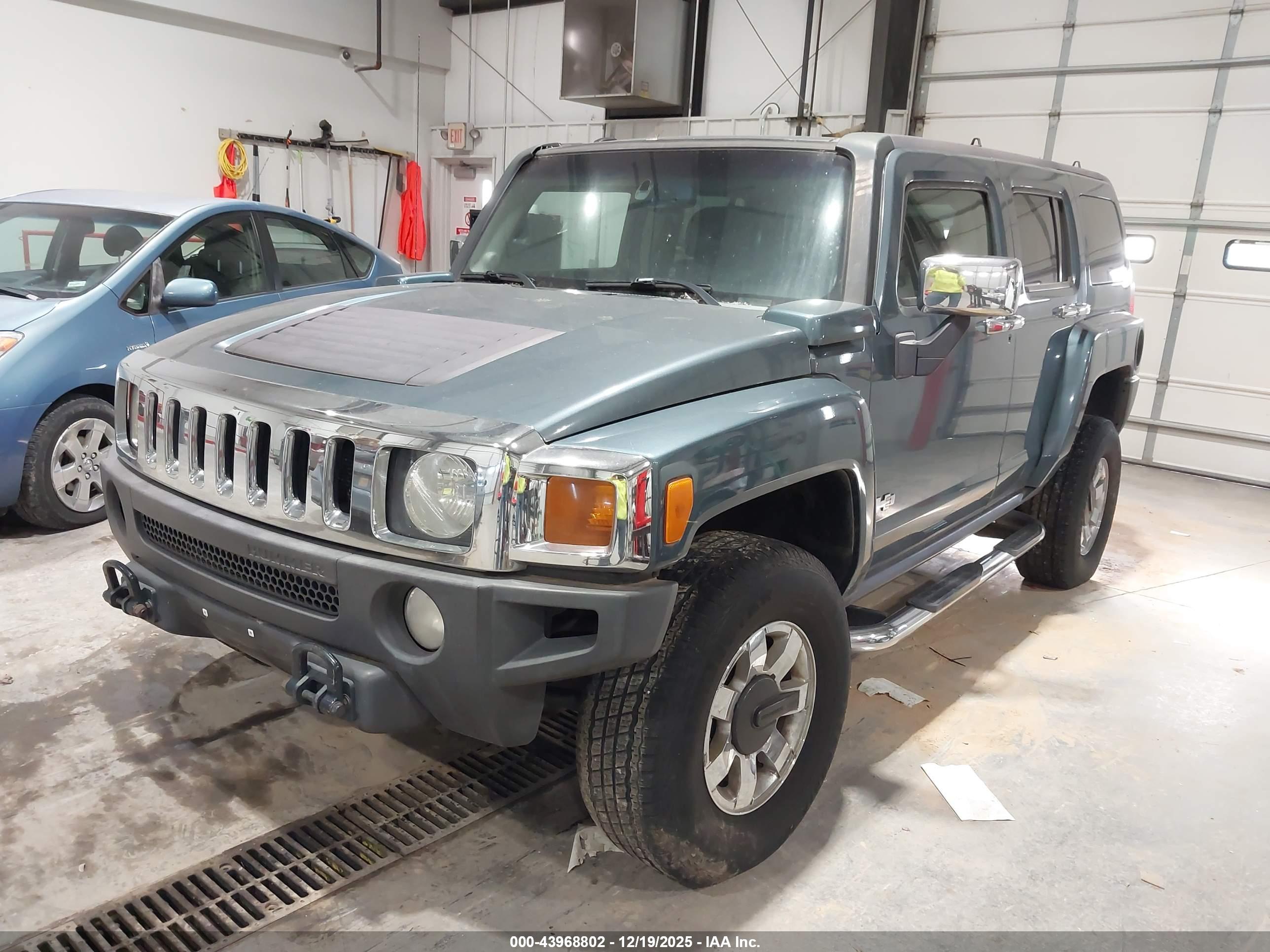 HUMMER H3 image 2