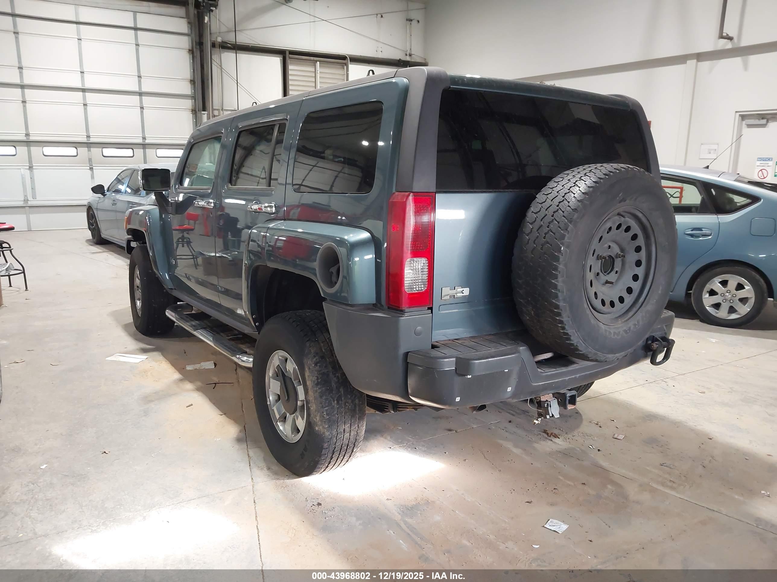 HUMMER H3 image 3