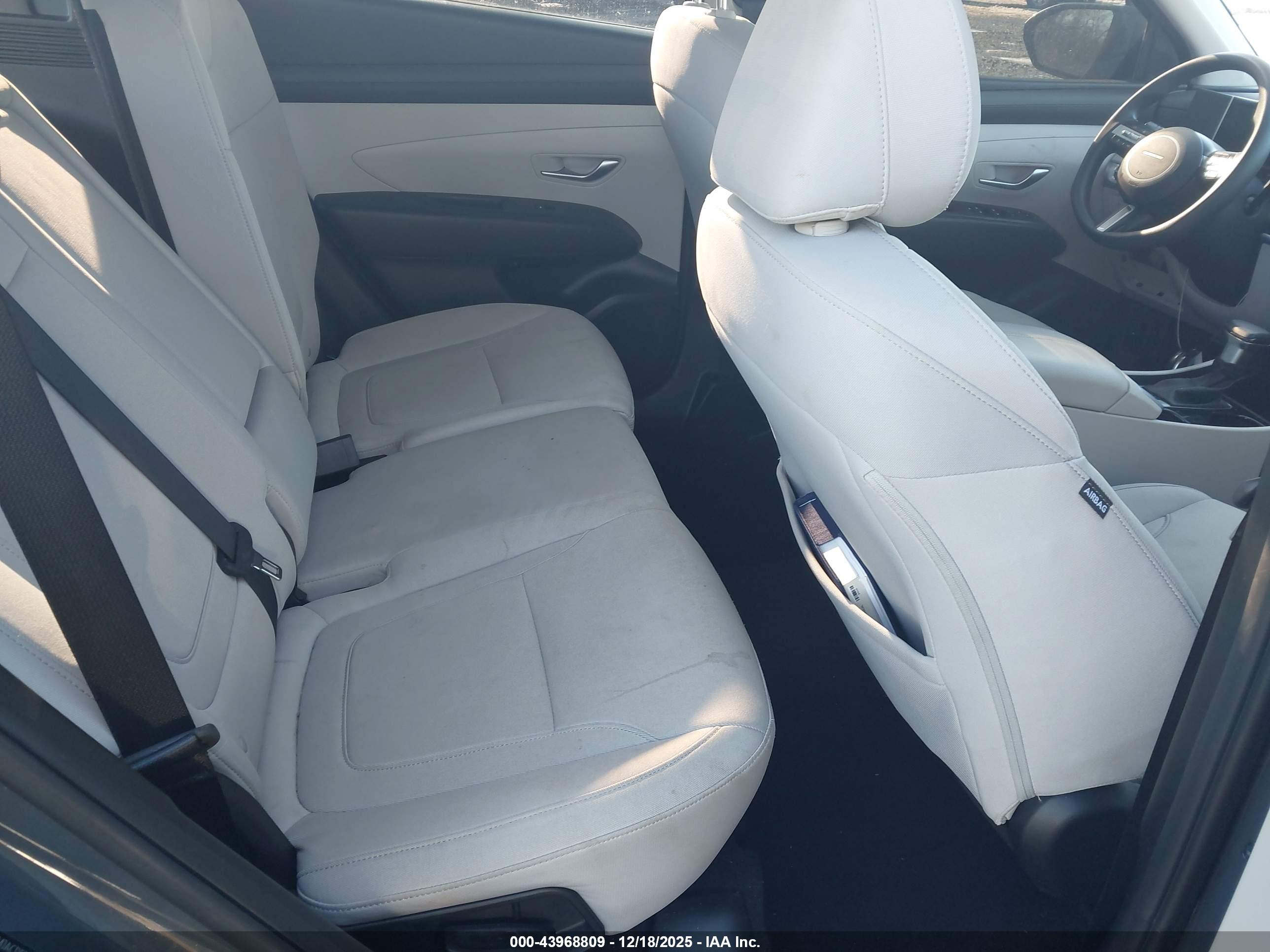 HYUNDAI TUCSON image 8