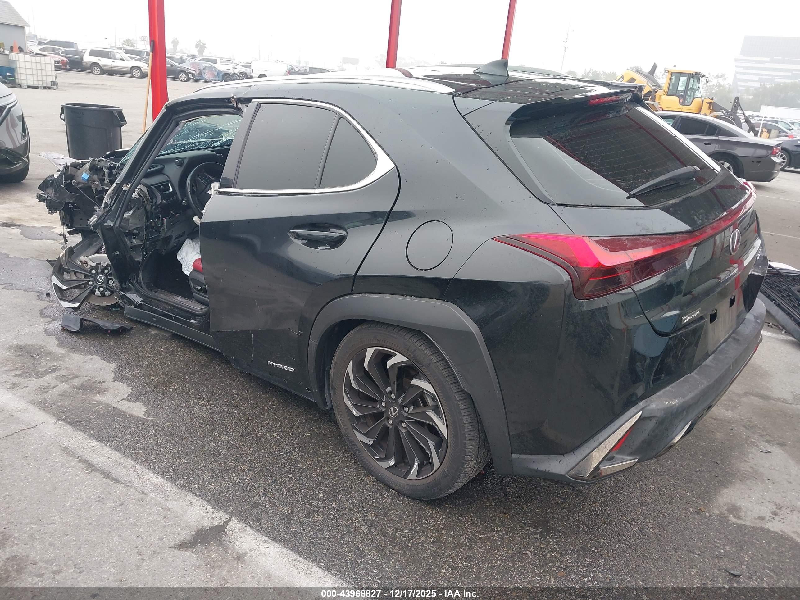 LEXUS UX image 3