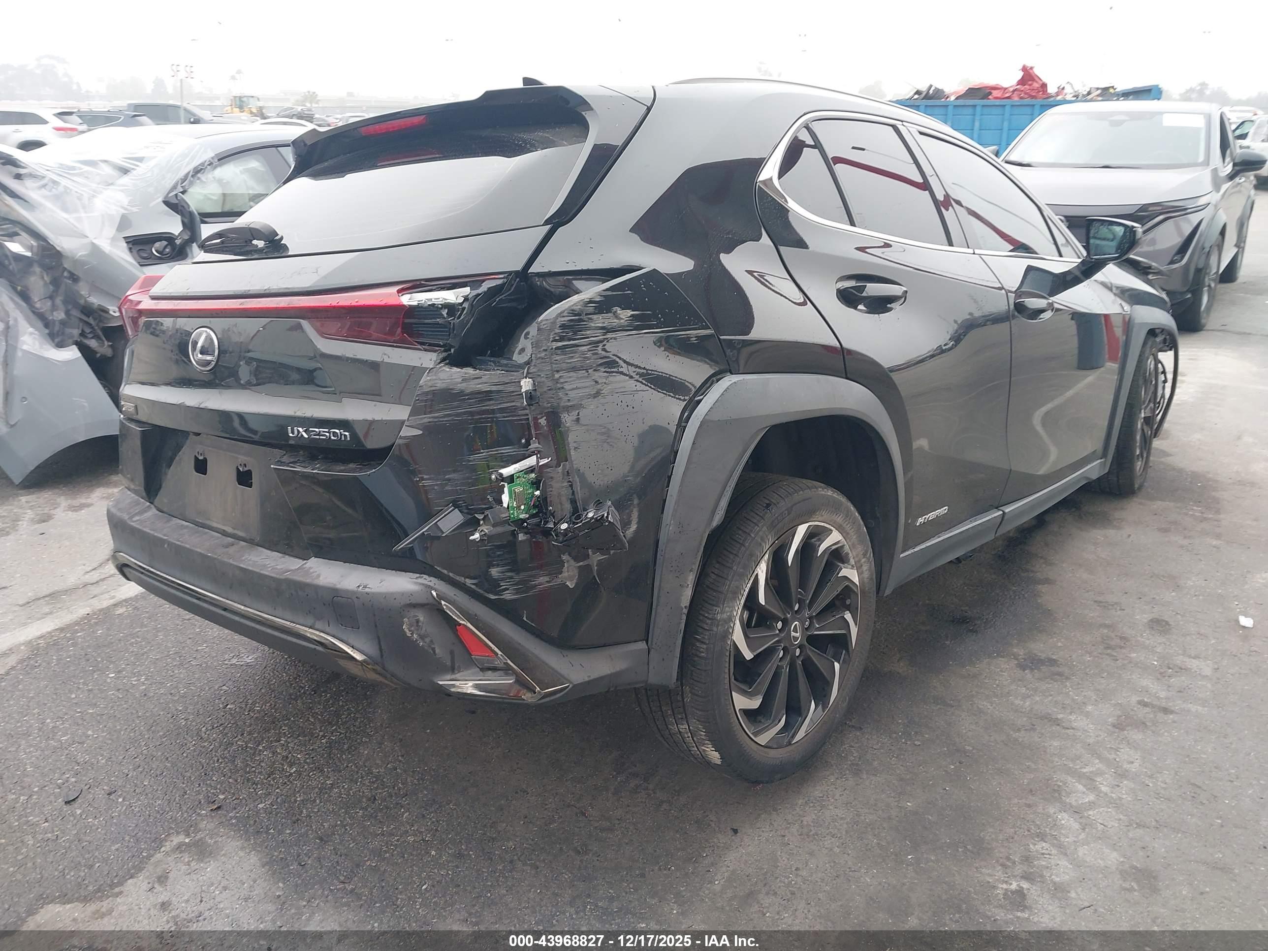 LEXUS UX image 4