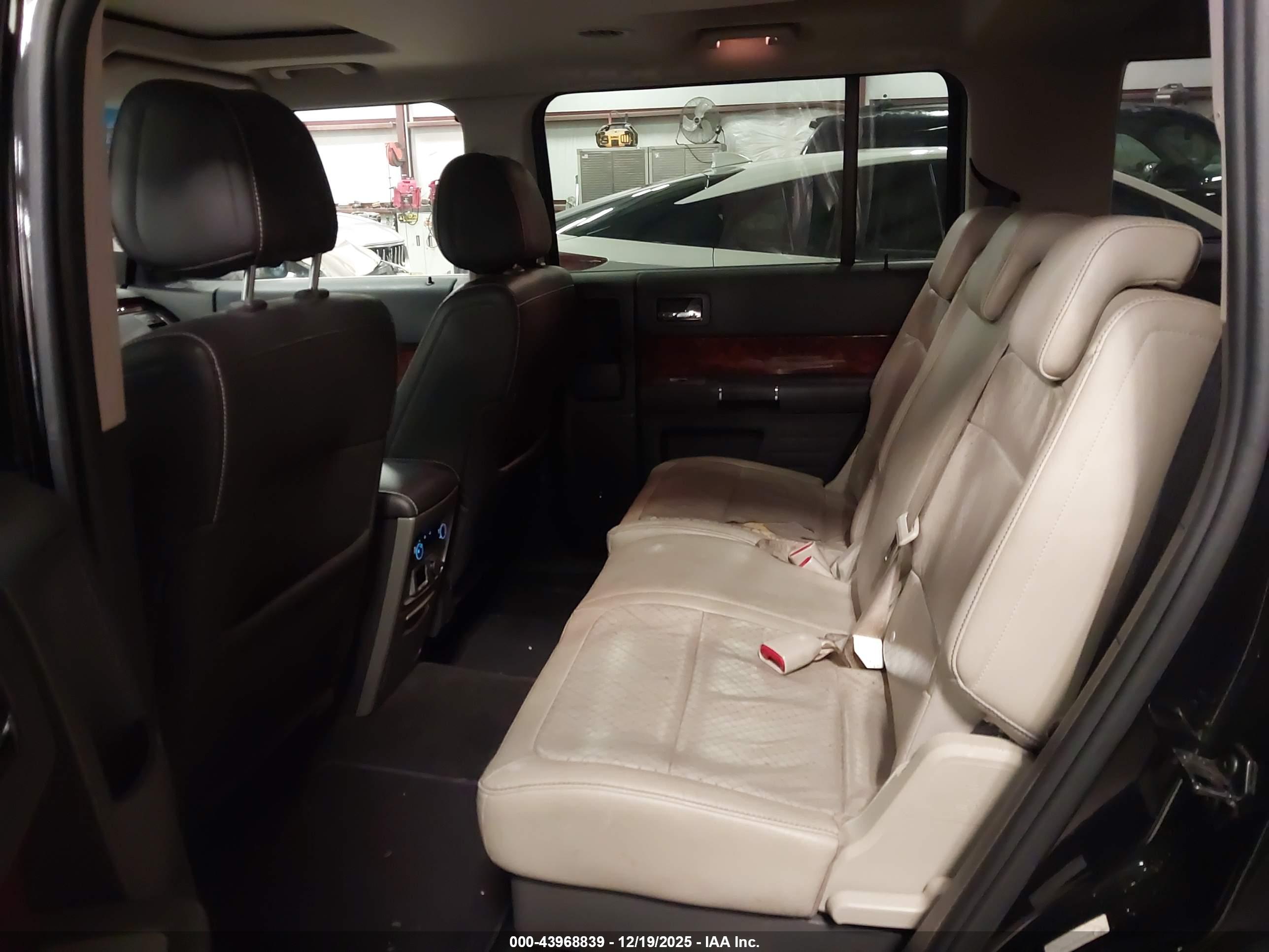 FORD FLEX image 8