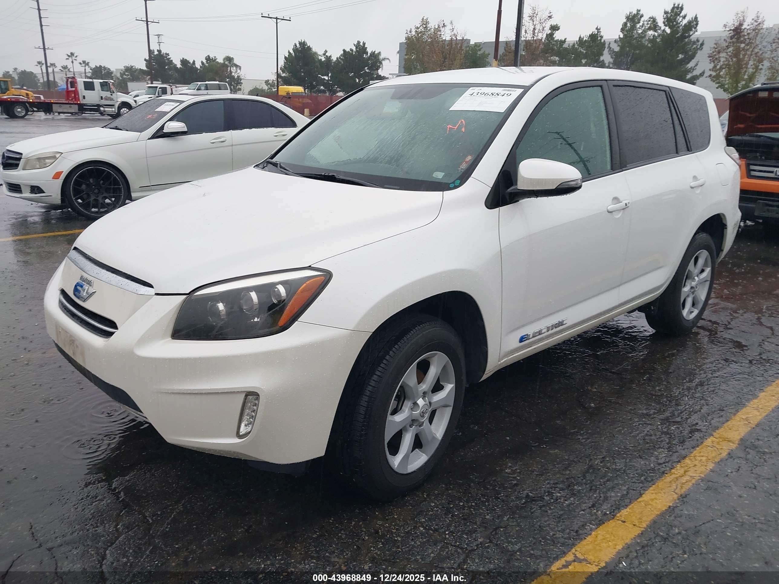 TOYOTA RAV4 image 2