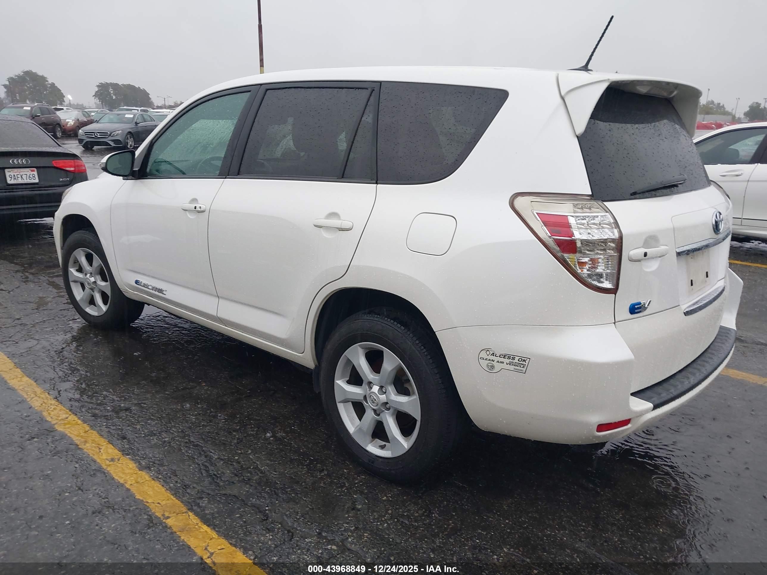 TOYOTA RAV4 image 3