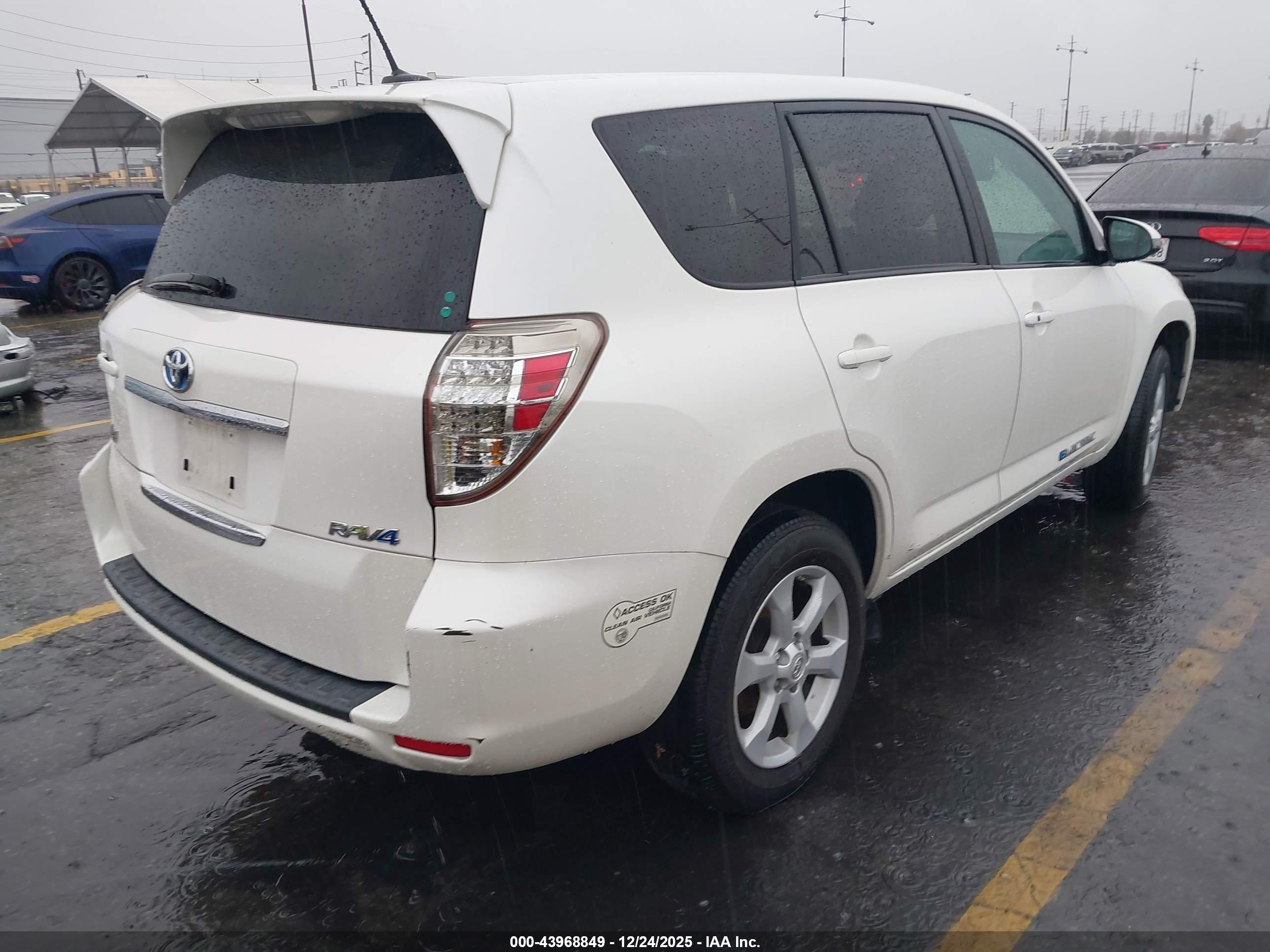 TOYOTA RAV4 image 4