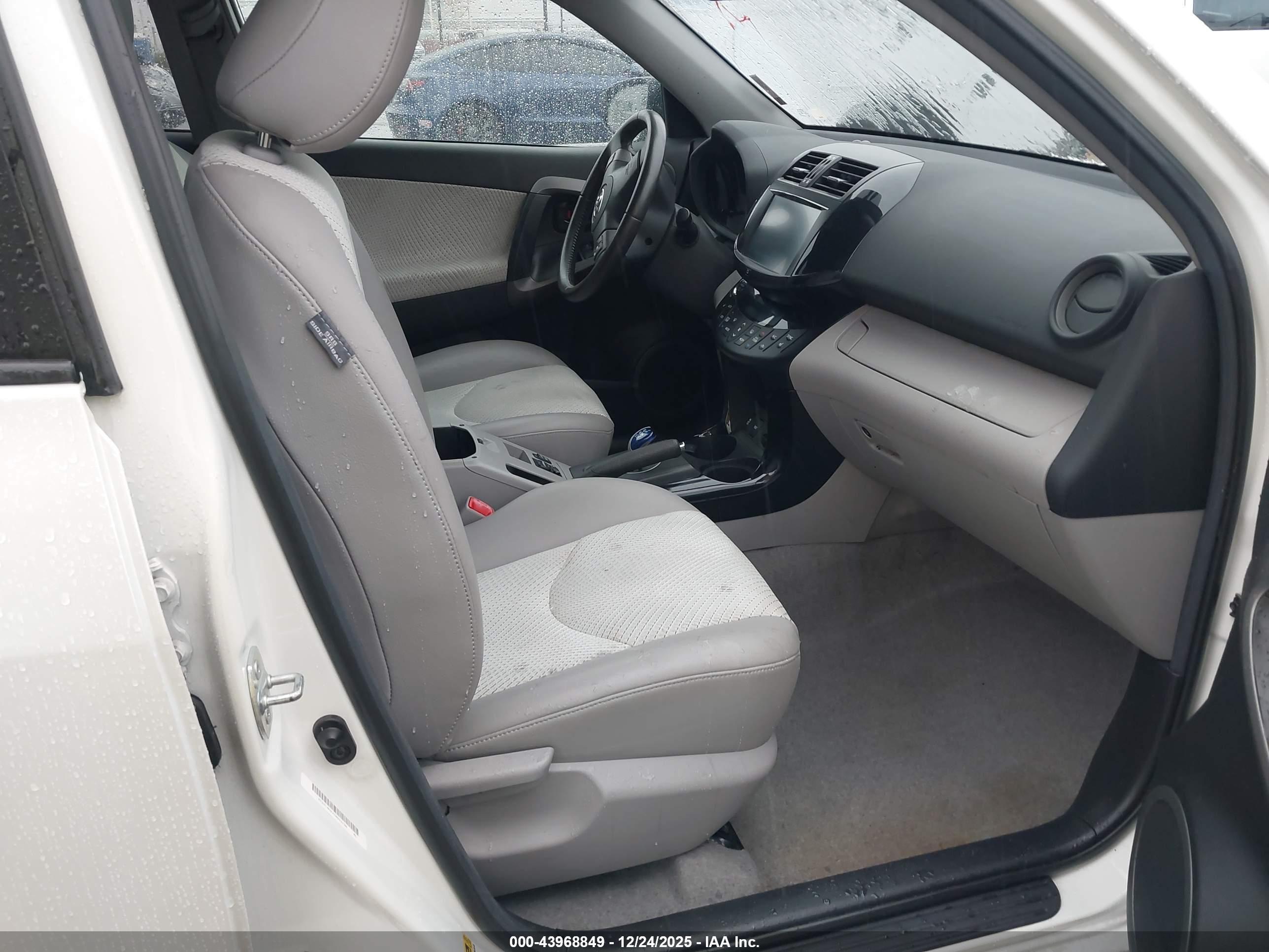 TOYOTA RAV4 image 5