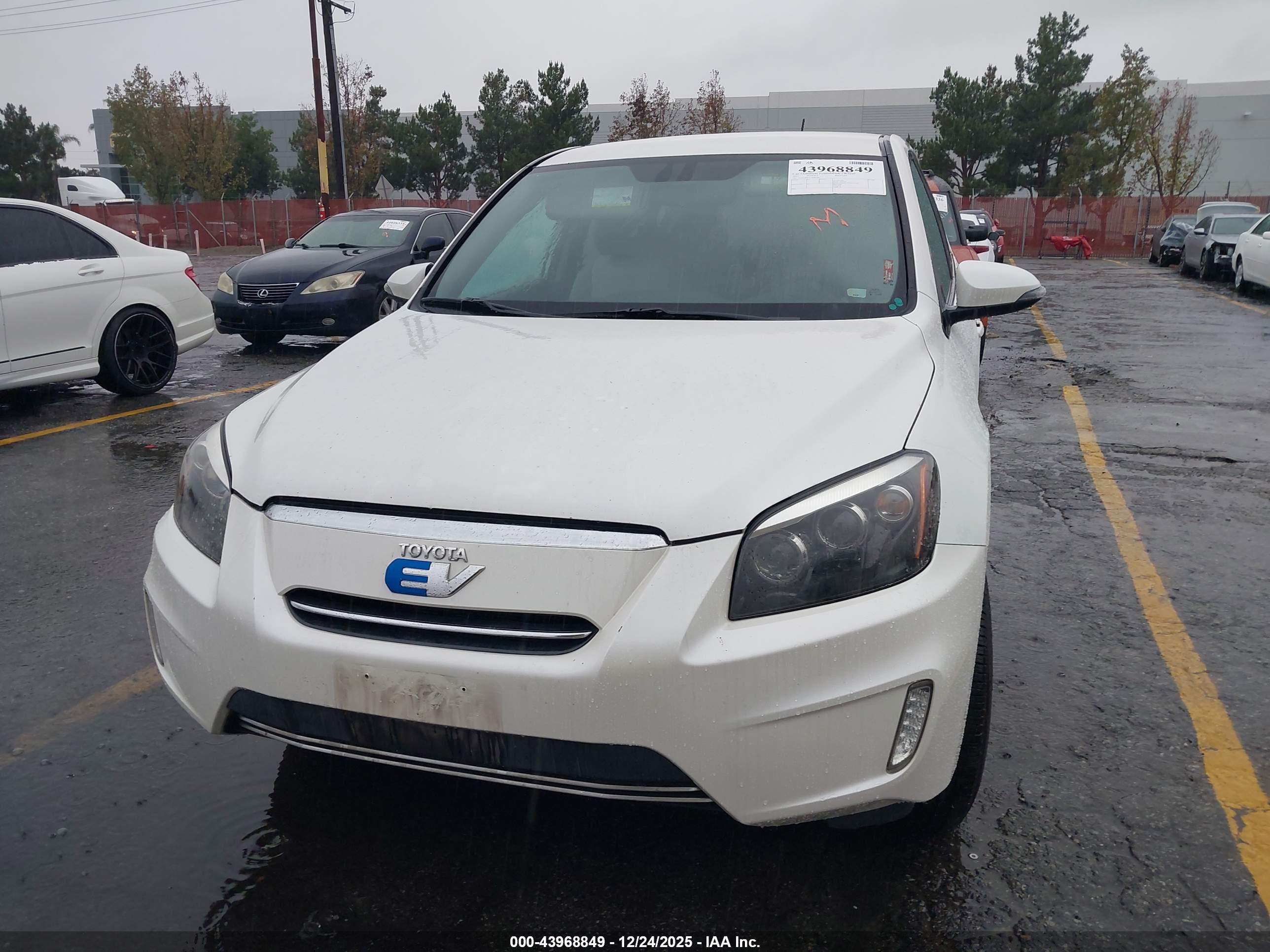 TOYOTA RAV4 image 6