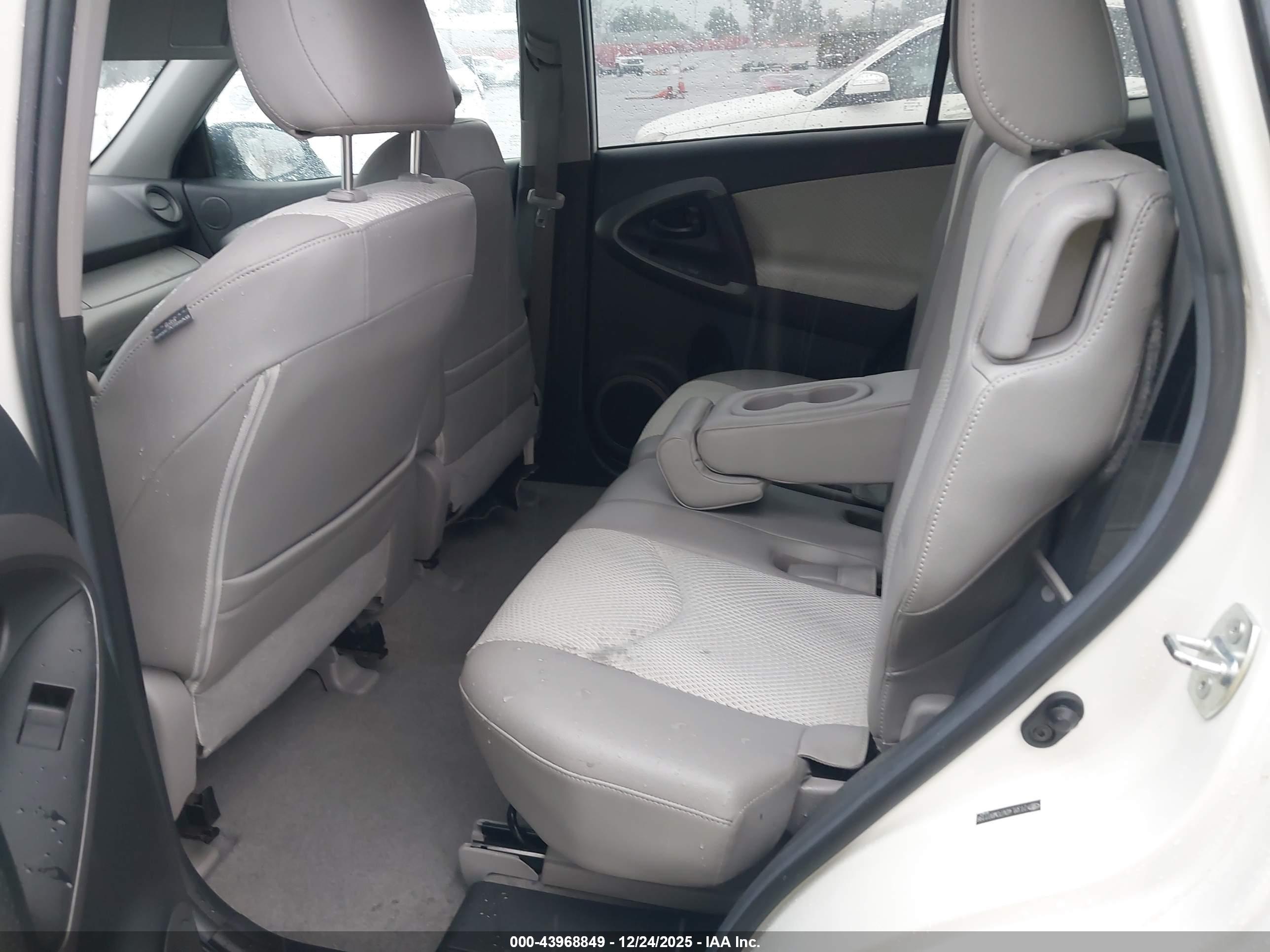 TOYOTA RAV4 image 8