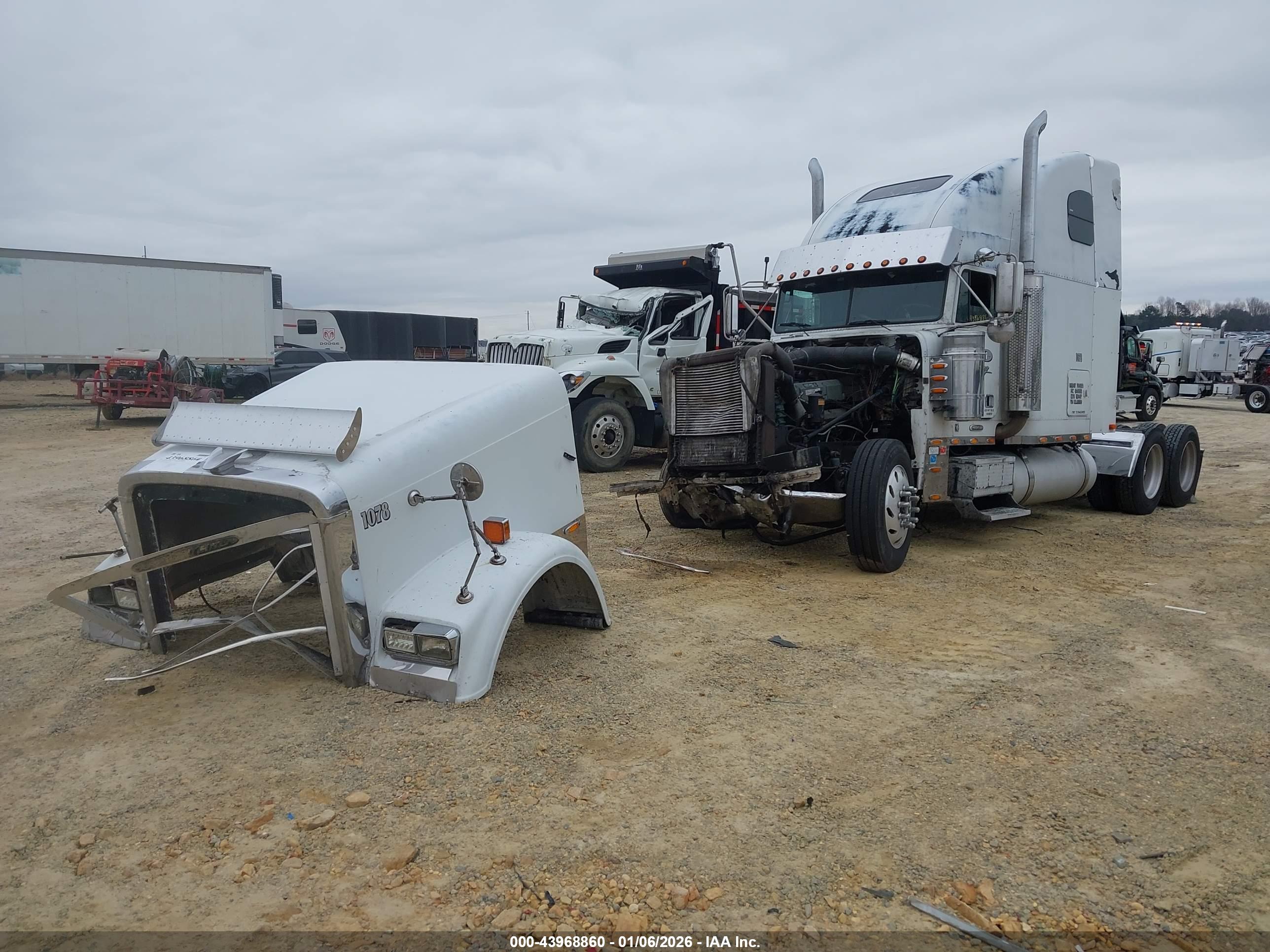 FREIGHTLINER CONVENTIONAL image 2
