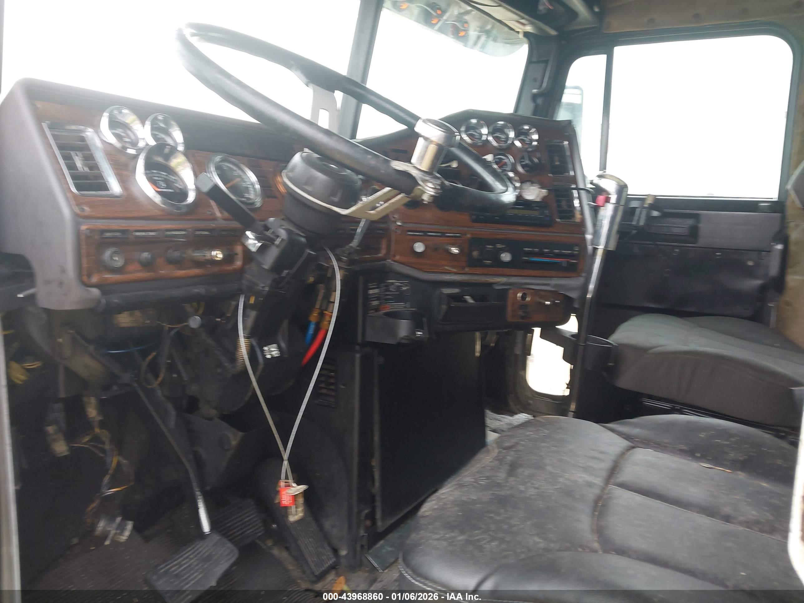FREIGHTLINER CONVENTIONAL image 8