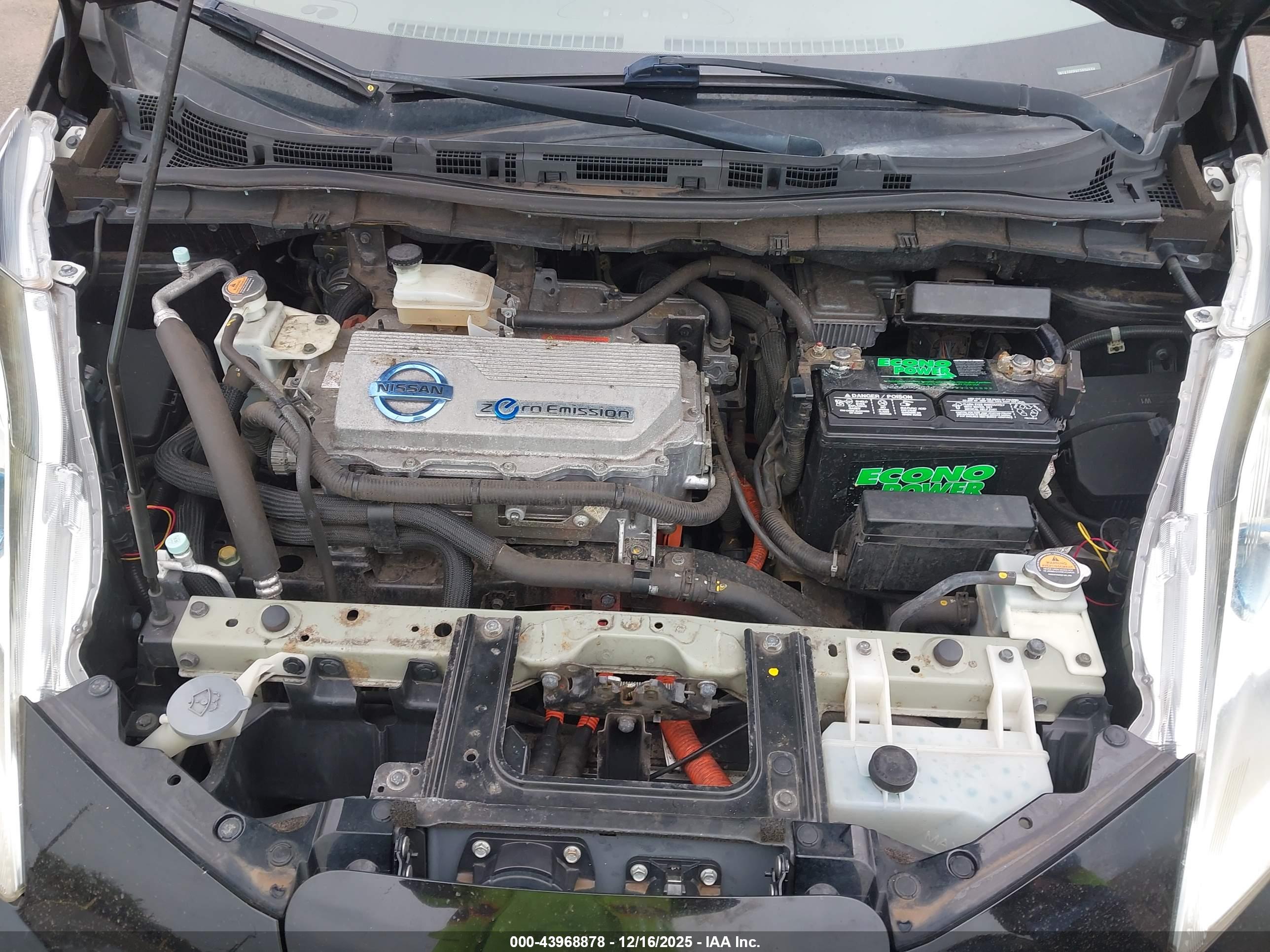 NISSAN LEAF image 10