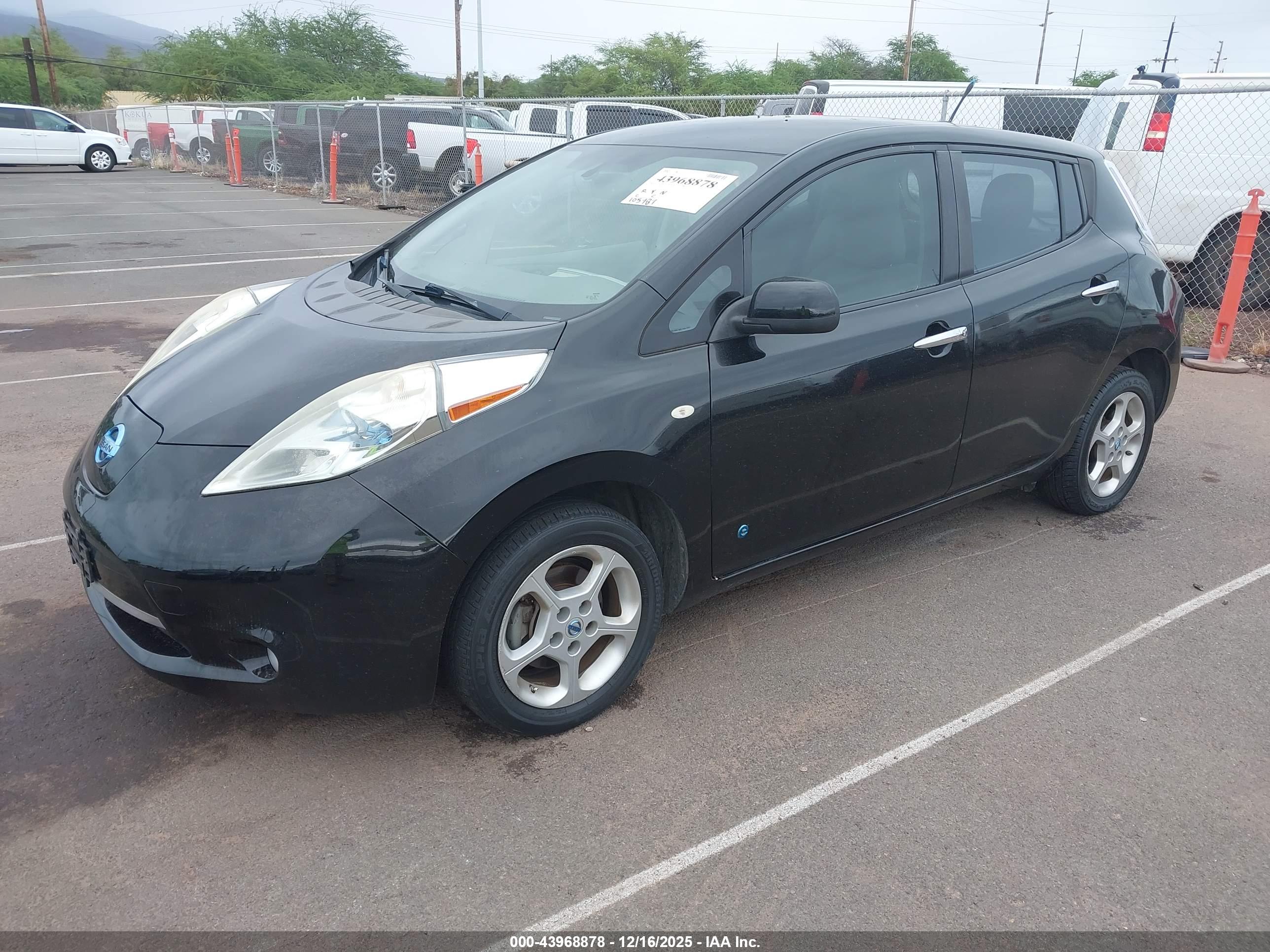 NISSAN LEAF image 2