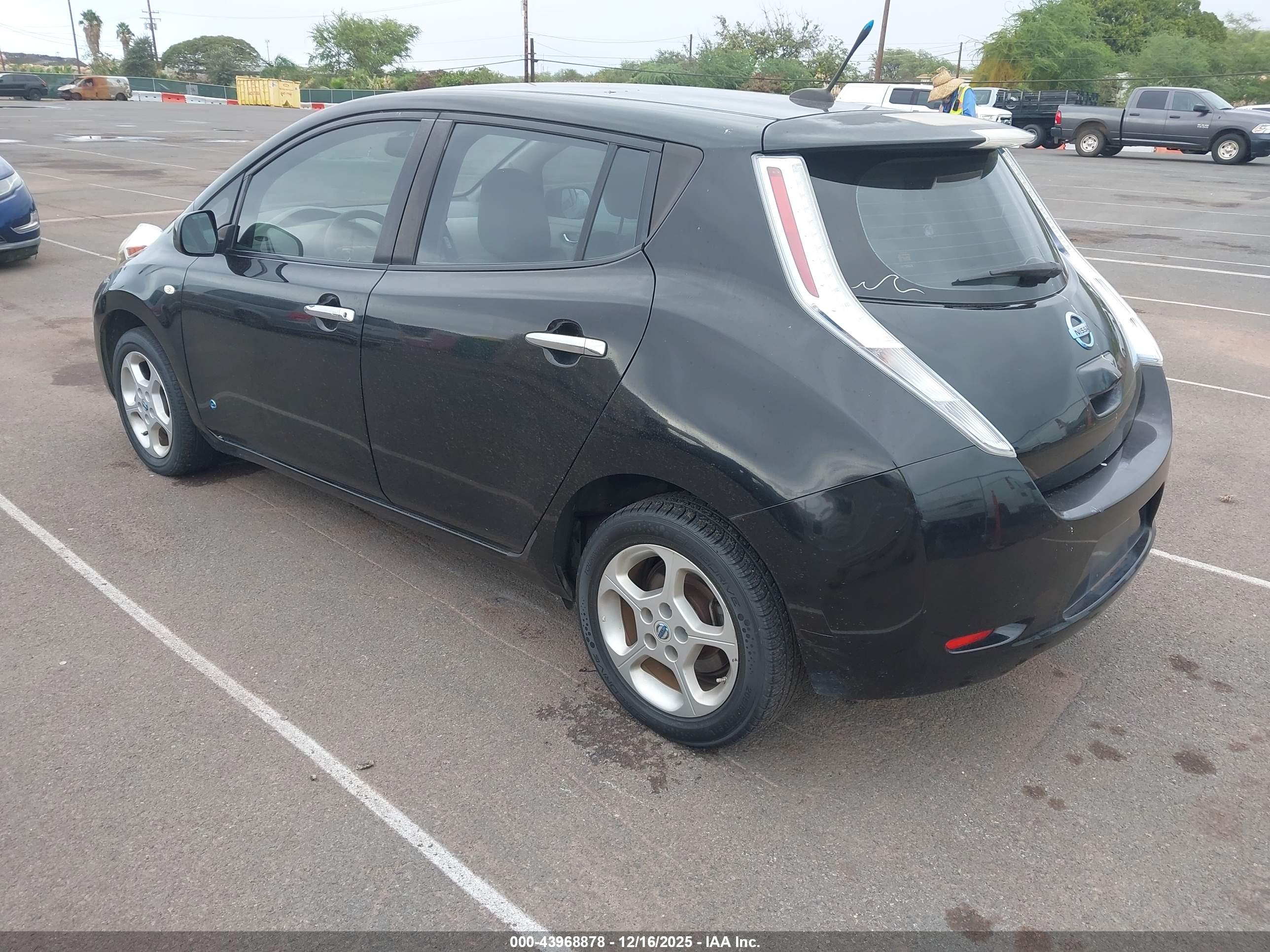 NISSAN LEAF image 3