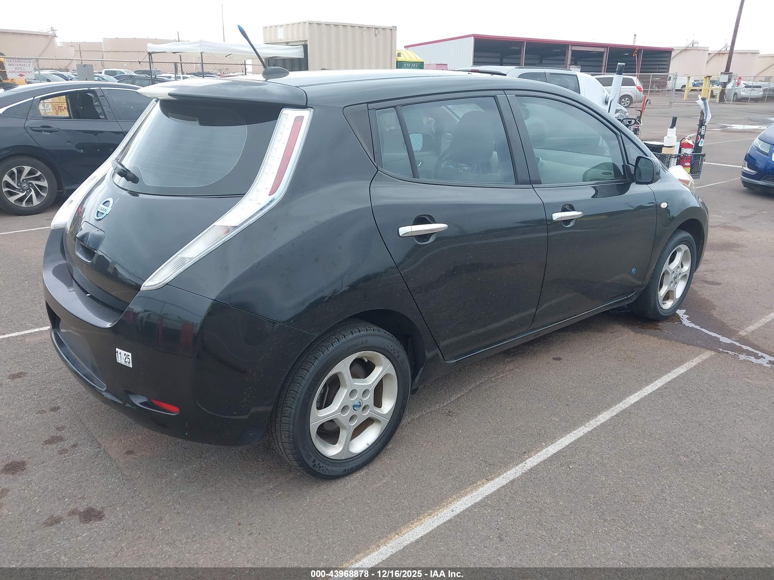NISSAN LEAF image 4
