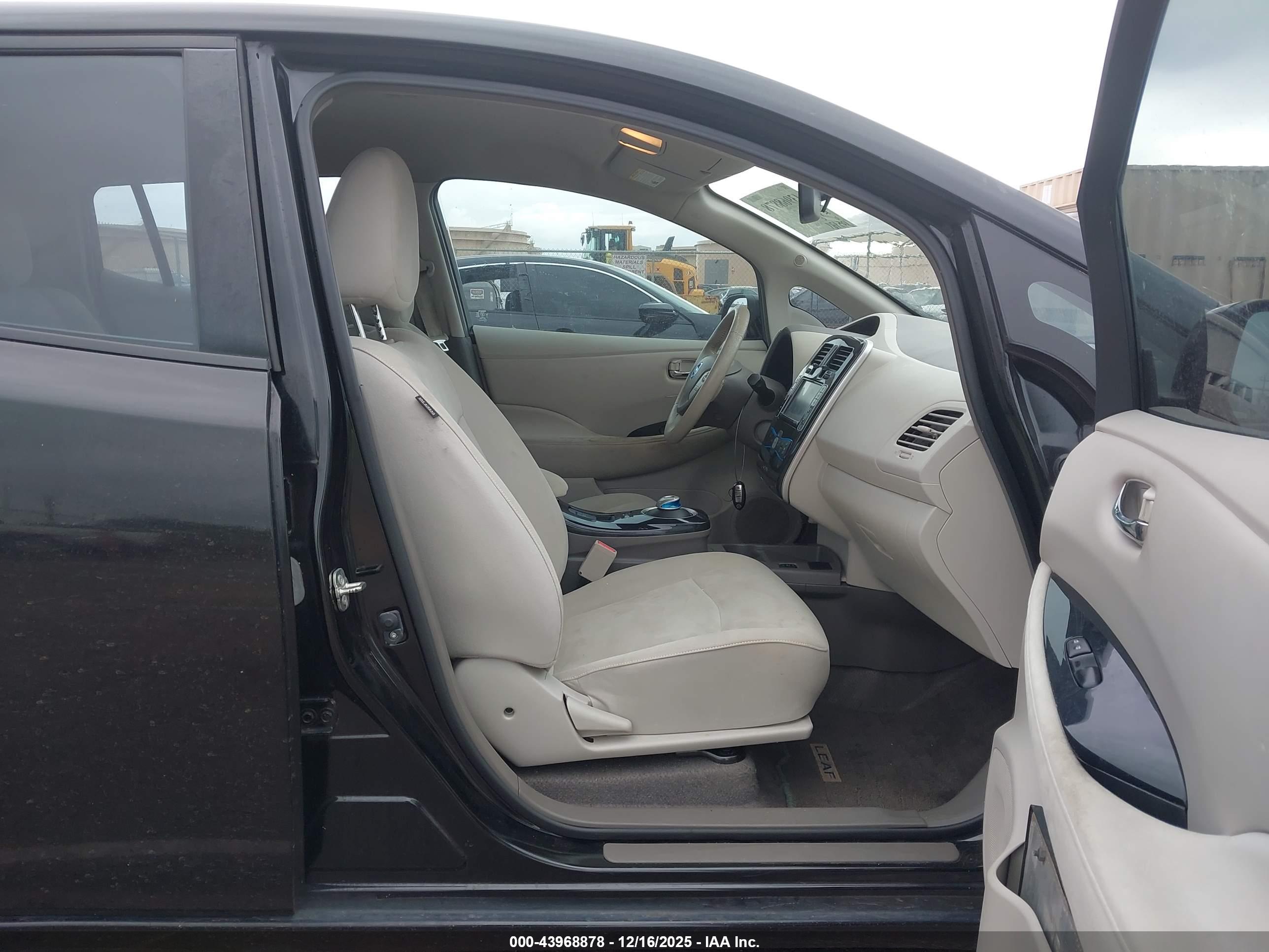 NISSAN LEAF image 5