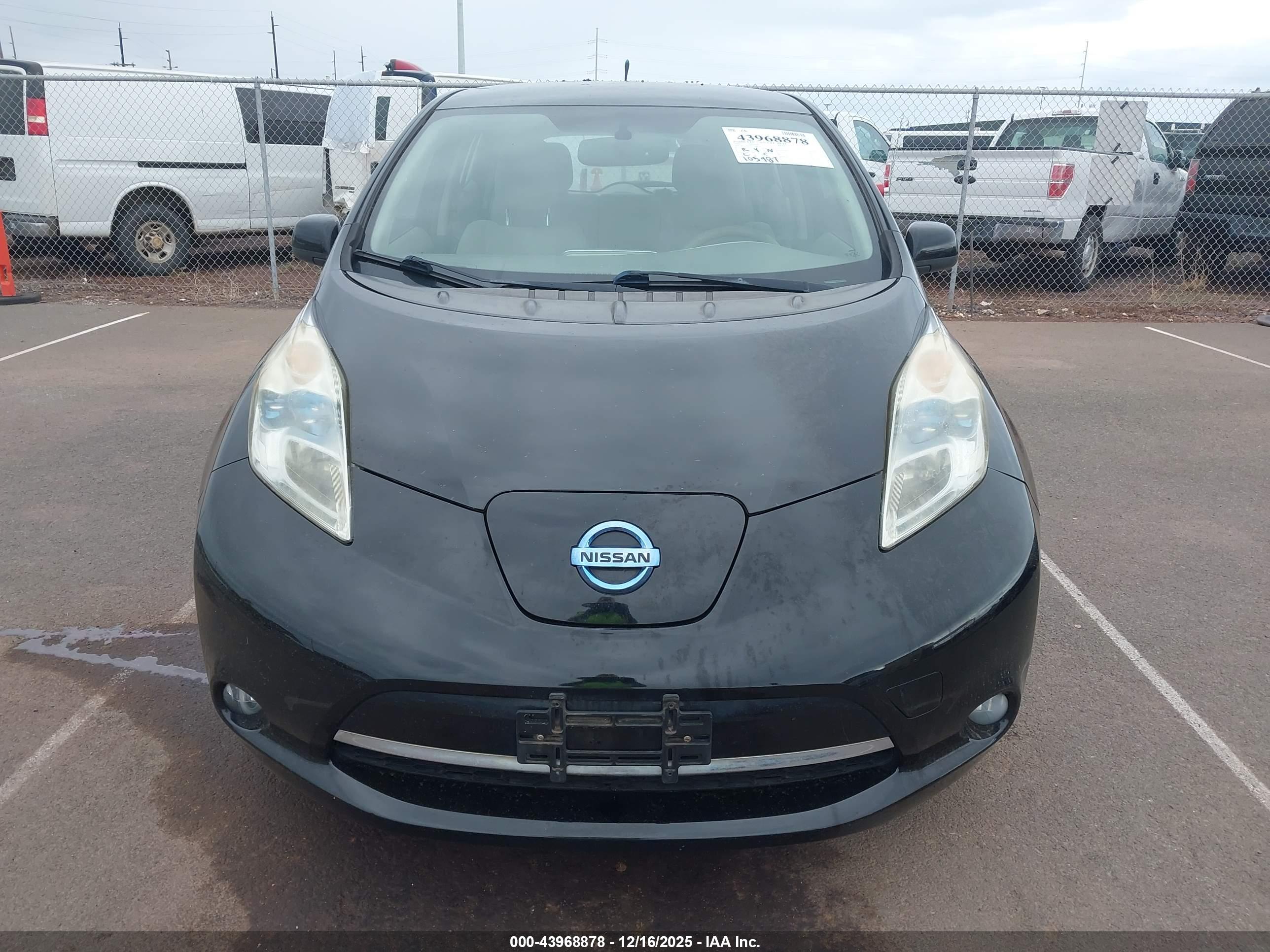 NISSAN LEAF image 6
