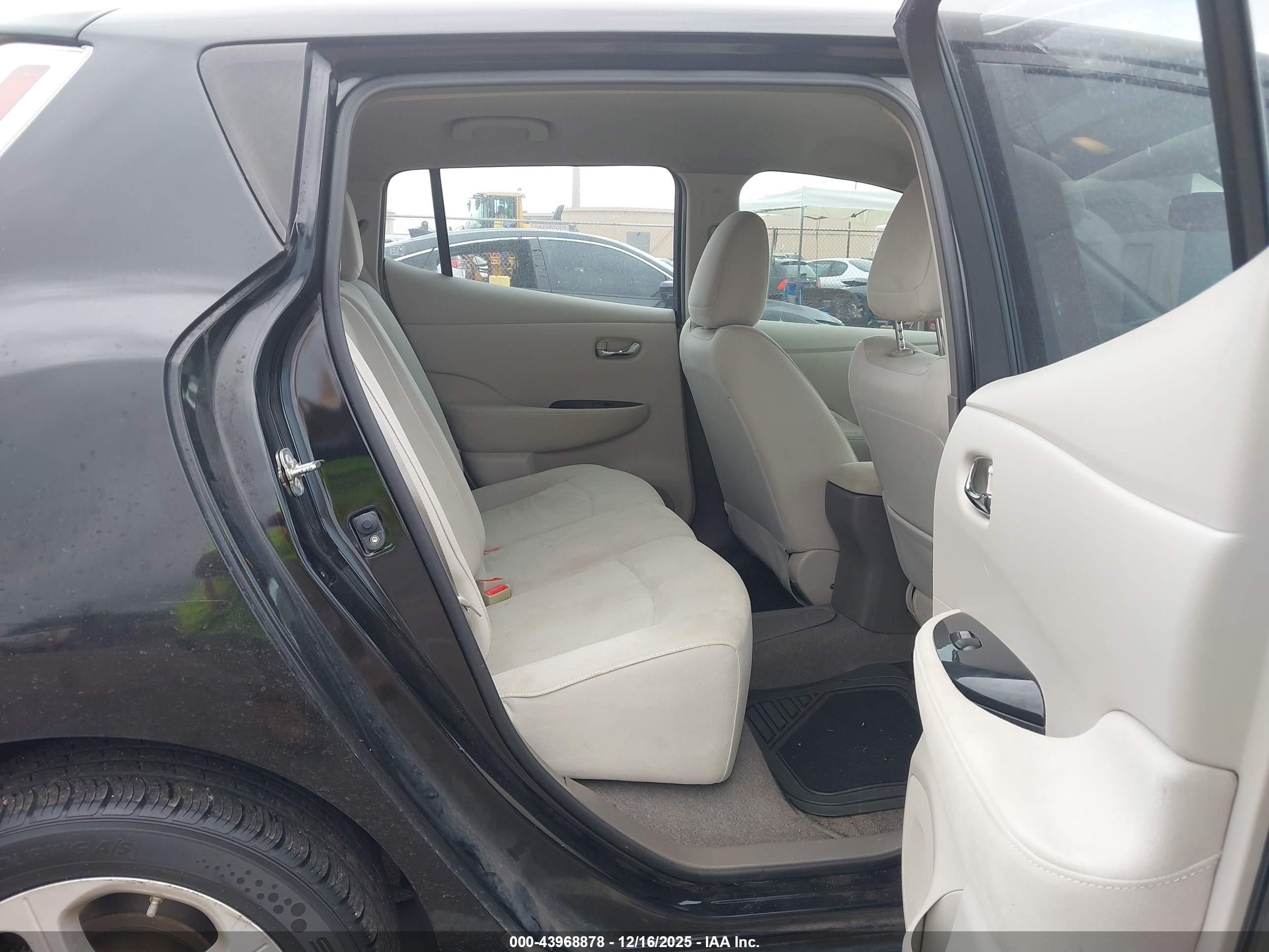 NISSAN LEAF image 8