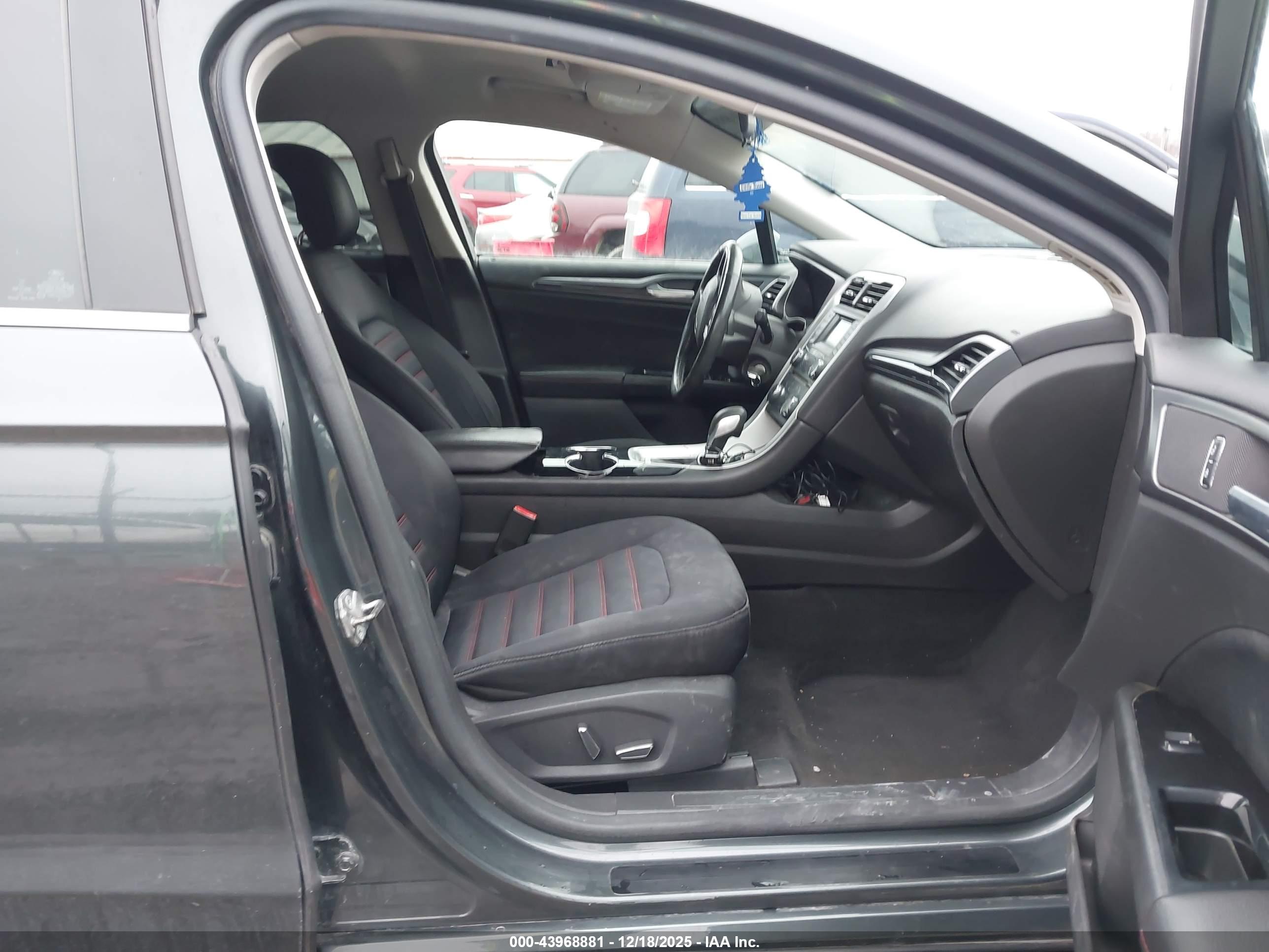 FORD FUSION image 5
