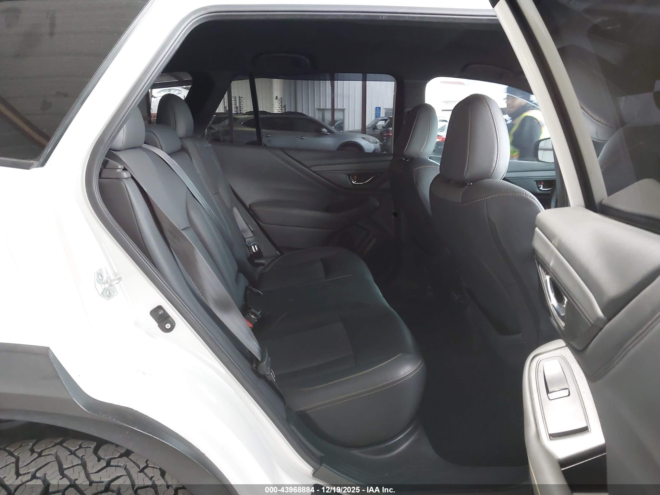 SUBARU OUTBACK image 8