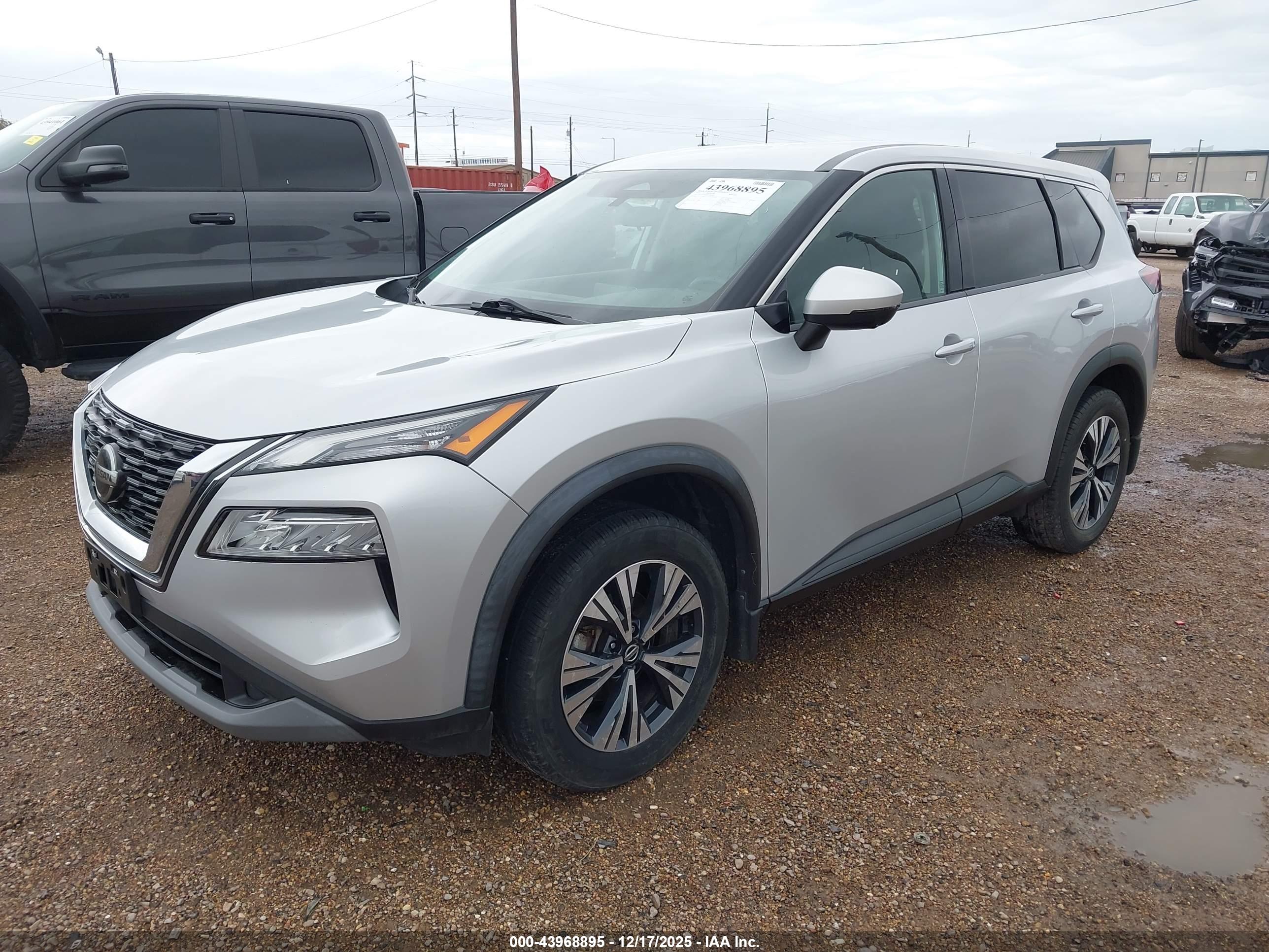 NISSAN ROGUE image 2