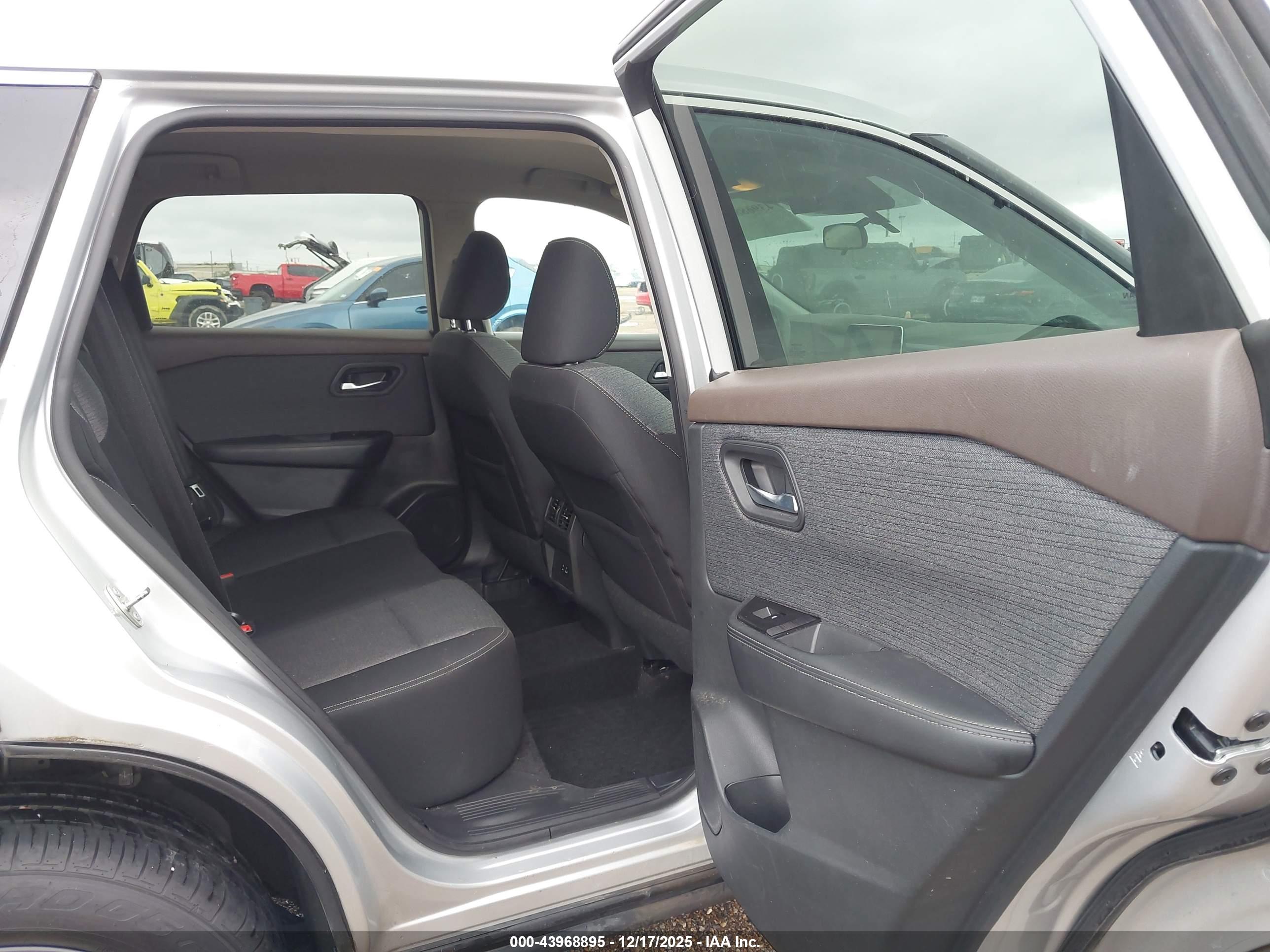 NISSAN ROGUE image 8