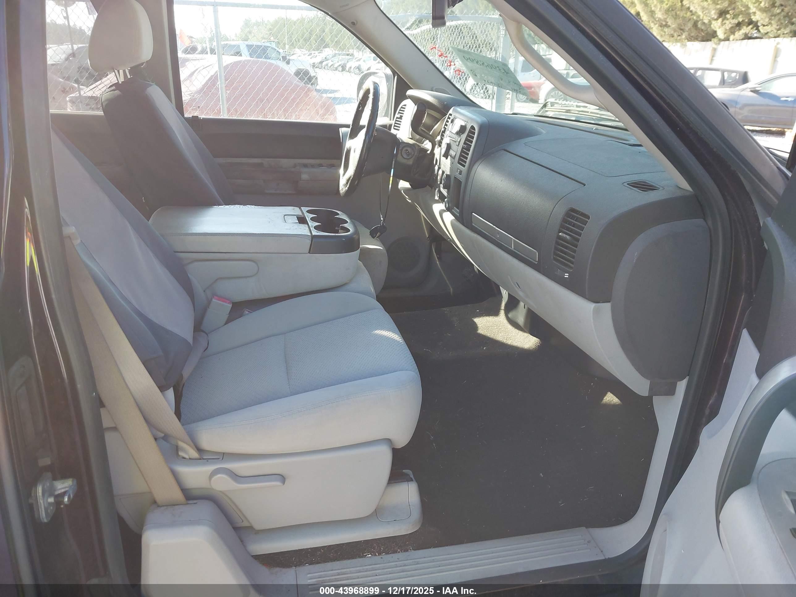 CHEVROLET SILVERADO image 5